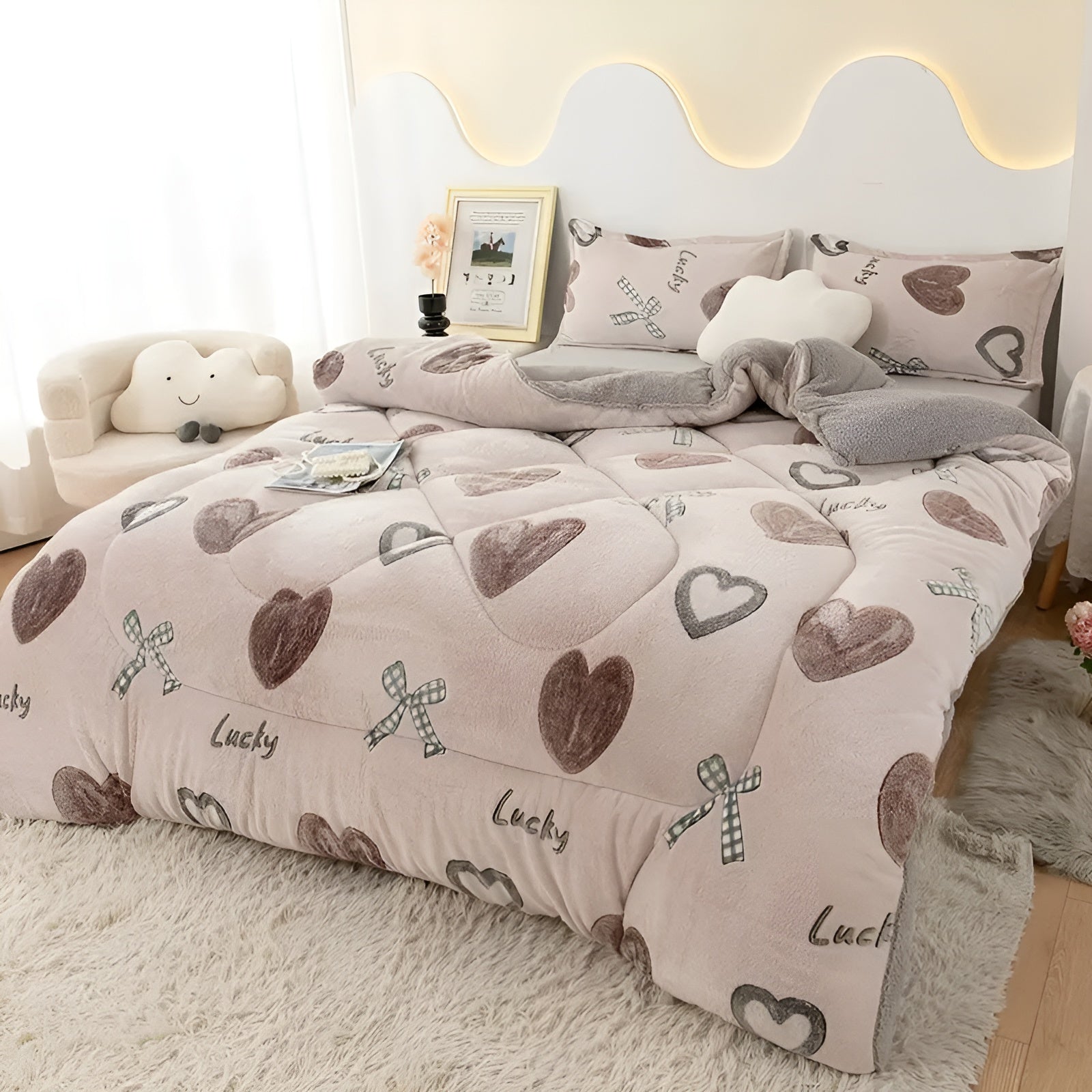 Gesteppte Fleece-Decke mit Herz- & Schleifenmuster – Weich und Warm | Perfekt für Schlafzimmer & Gästezimmer, Ganzjährig Nutzbar