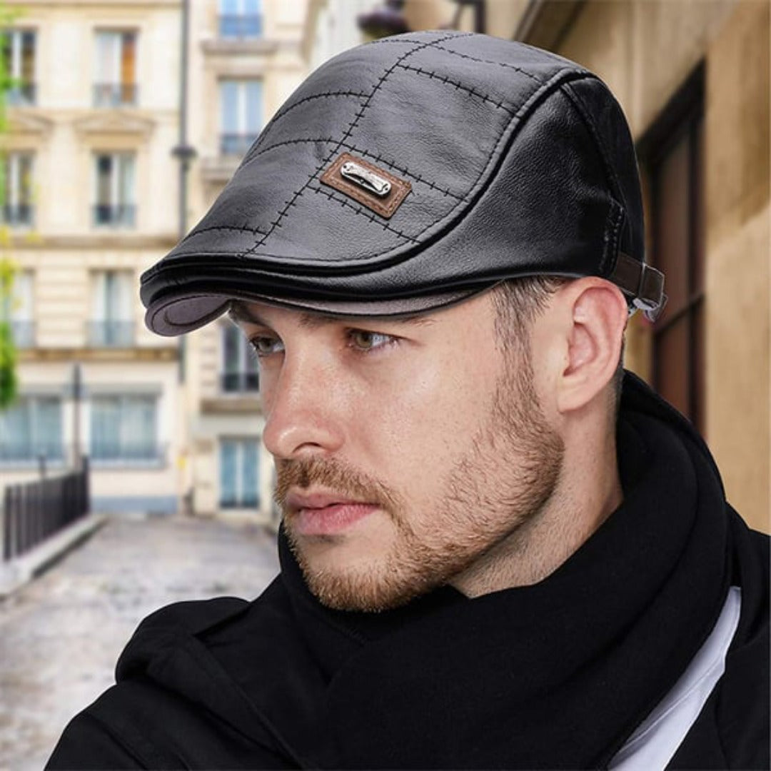 Herren Flatcap aus schwarzem Echtleder – Retro Schiebermütze in der Seitenansicht