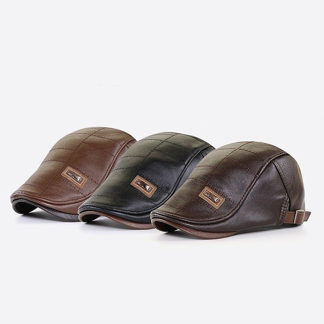 Herren Leder-Flatcap Schwarz – Rückansicht mit verstellbarem Band