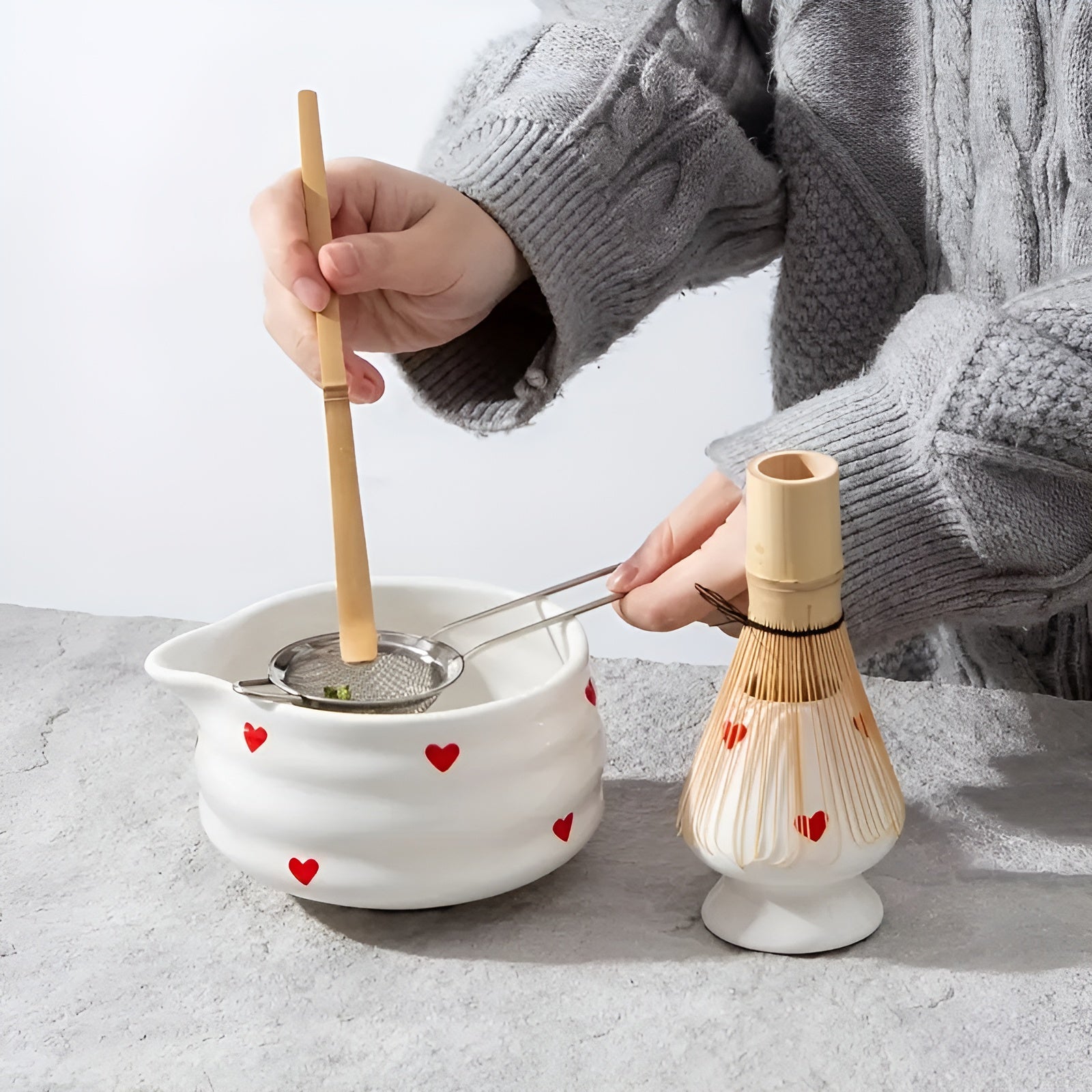 Matcha-Schale mit Herzdesign – 4/5 Stück Ausgießer & Bambusbesen | Ideal für den Hausgebrauch