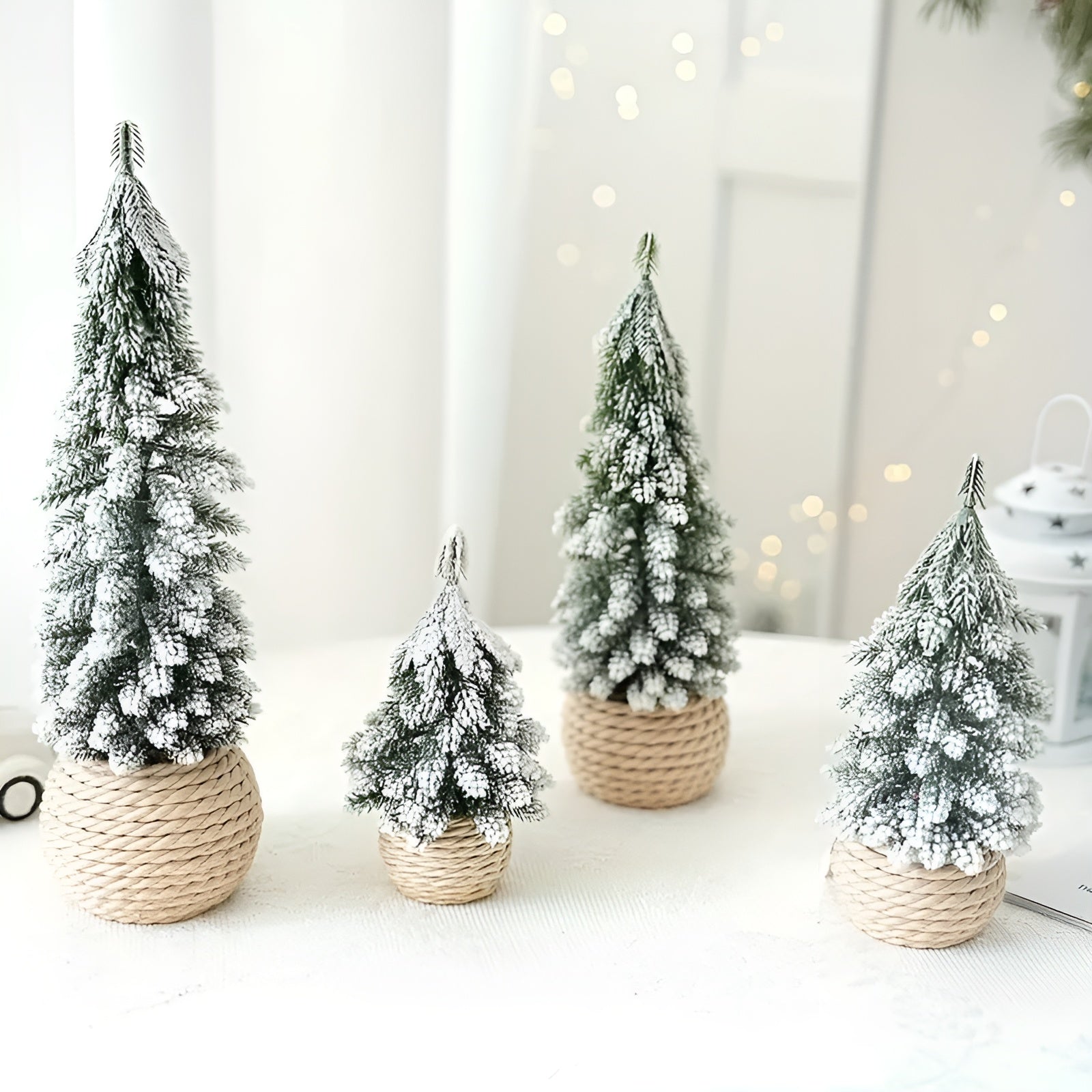 Mini-Weihnachtsbaum 4er-Set – Schneeoptik & Jutesockel | Realistische Tischdeko für Zuhause und Büro