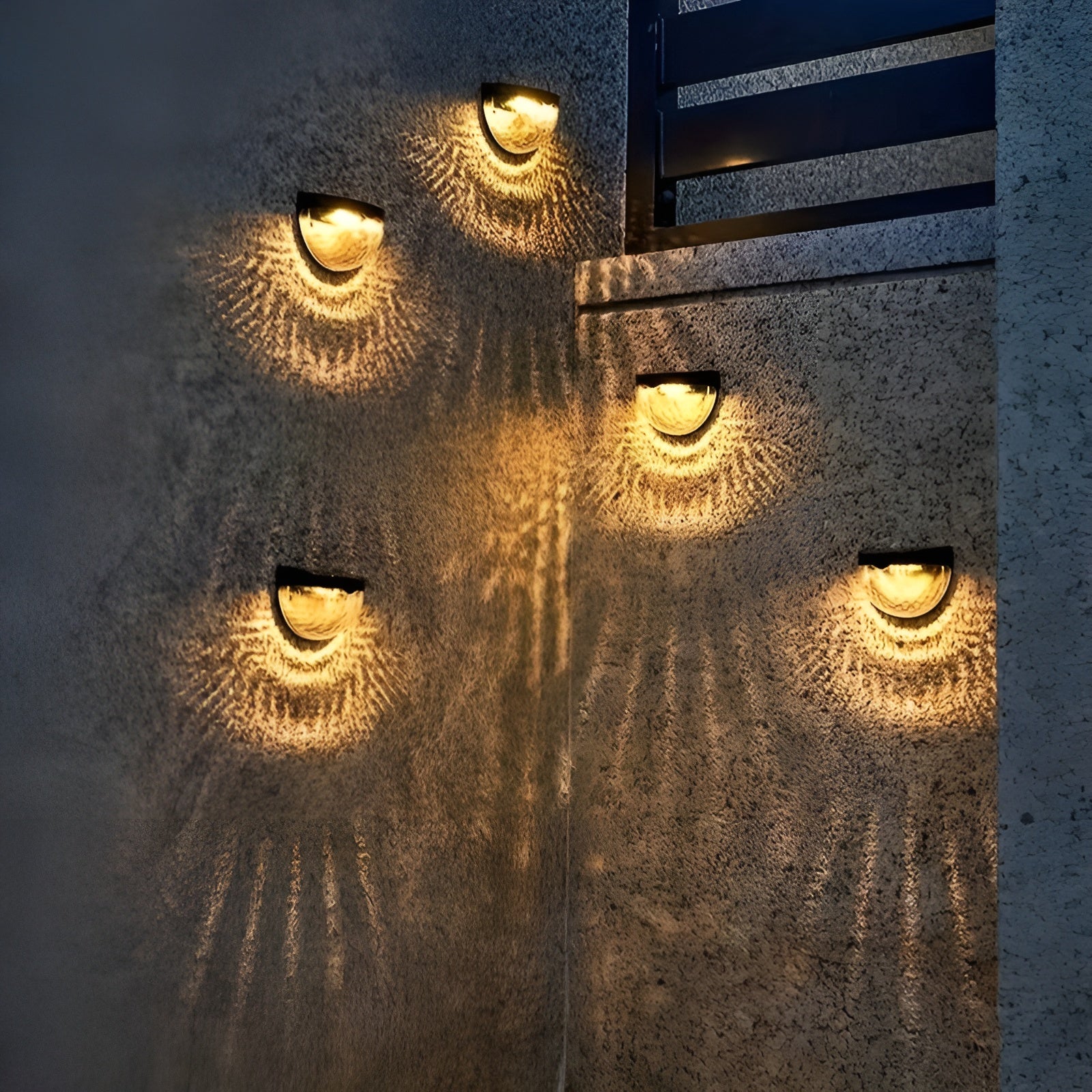 Solar Zaunleuchte mit 6 LEDs – Dekorative Außenbeleuchtung mit Lichtspiel | Wetterfest für Garten Treppe und Terrasse