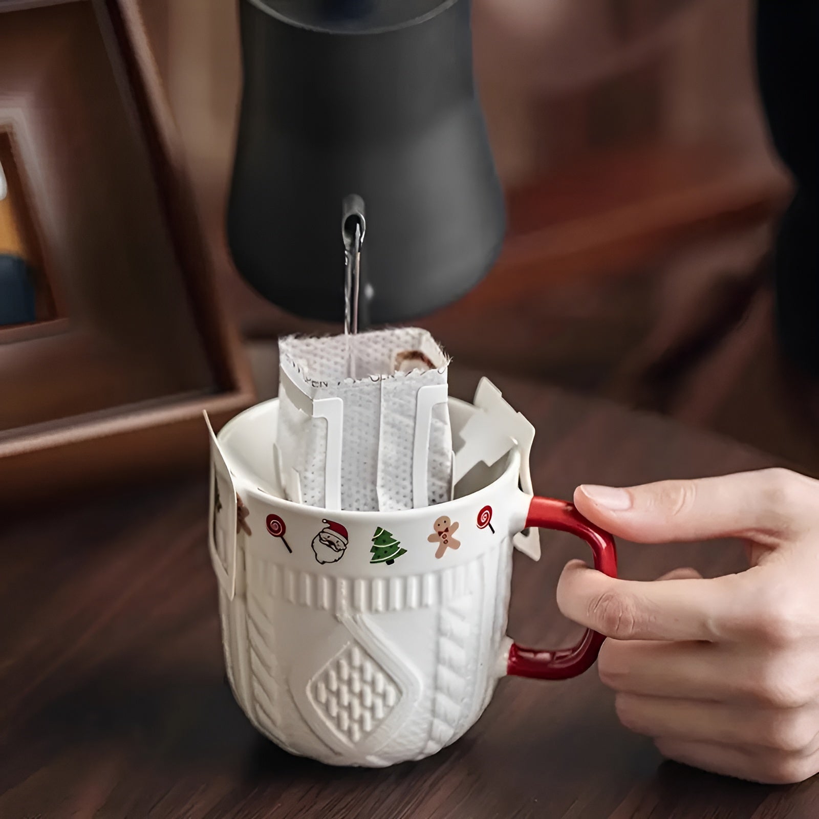 Keramik-Tassen Set (2 Stück) – Süße Weihnachtsmotive mit Reliefdesign | Perfekt für Paare & Heiß- oder Kaltgetränke, Ideales Geschenk zu Weihnachten