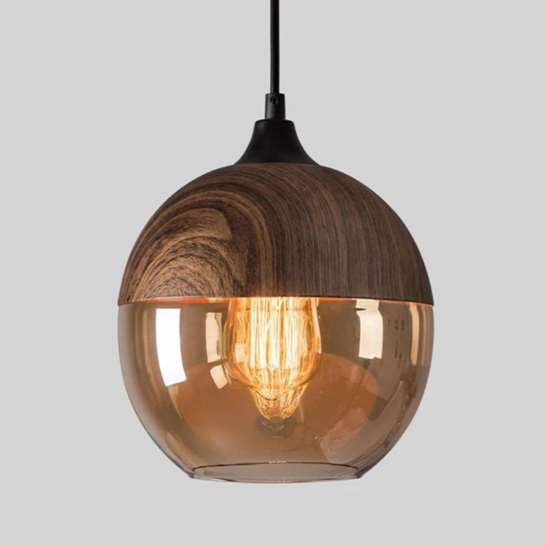 Pendelleuchte über Kücheninsel in modernem Interieur