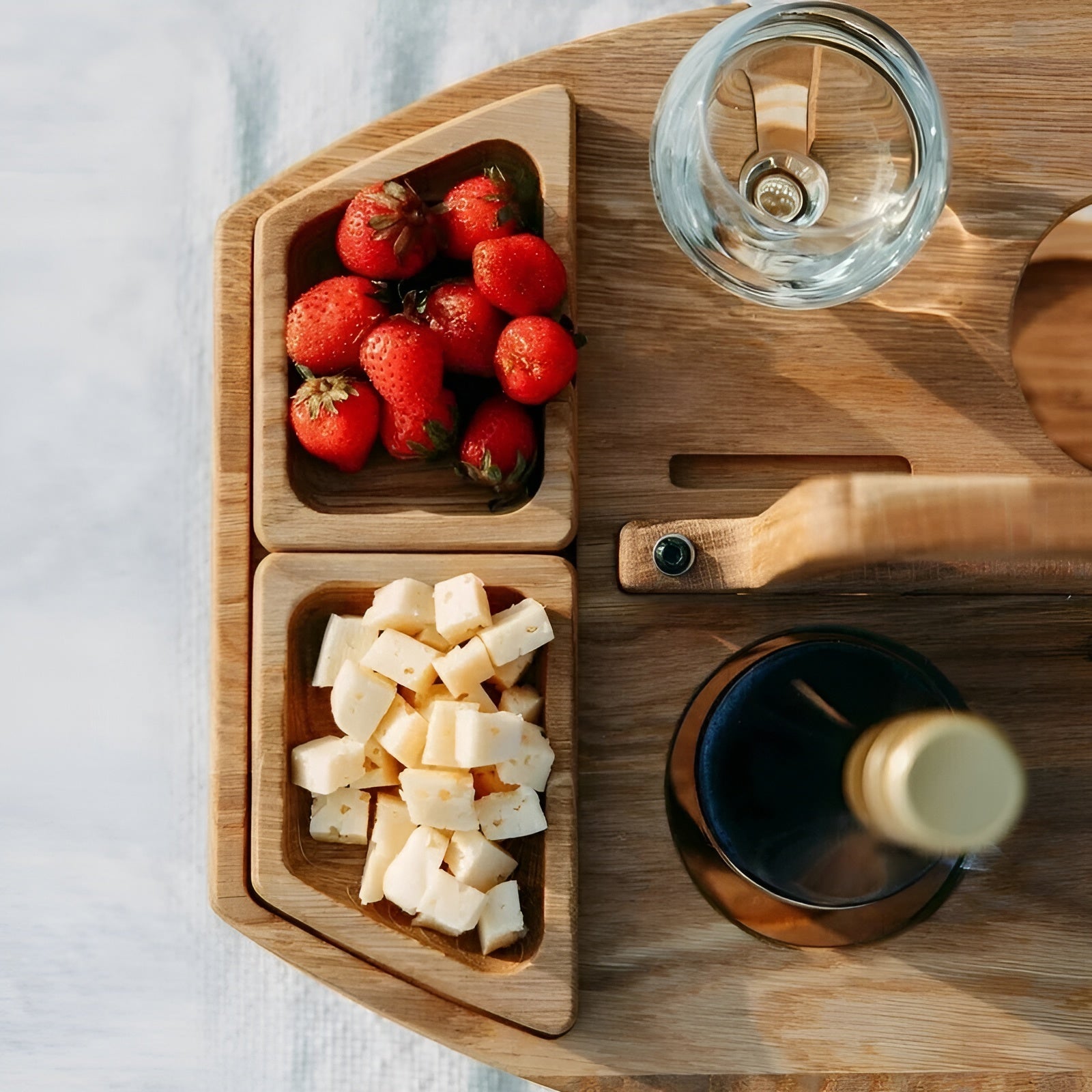 Picknick-Weintisch aus Holz – Perfekt für Wein & Snacks im Freien