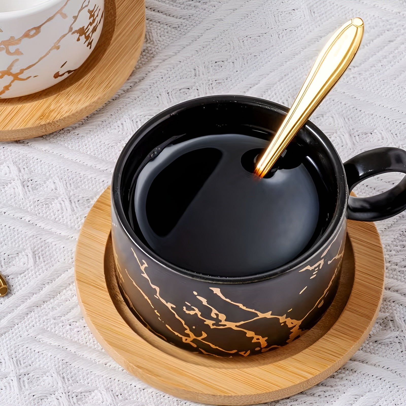 Keramik-Kaffeetassen Set (4-teilig) – Stapelbar mit Marmordesign | Mit Holzuntersetzer & Goldständer - Kaffeetasse