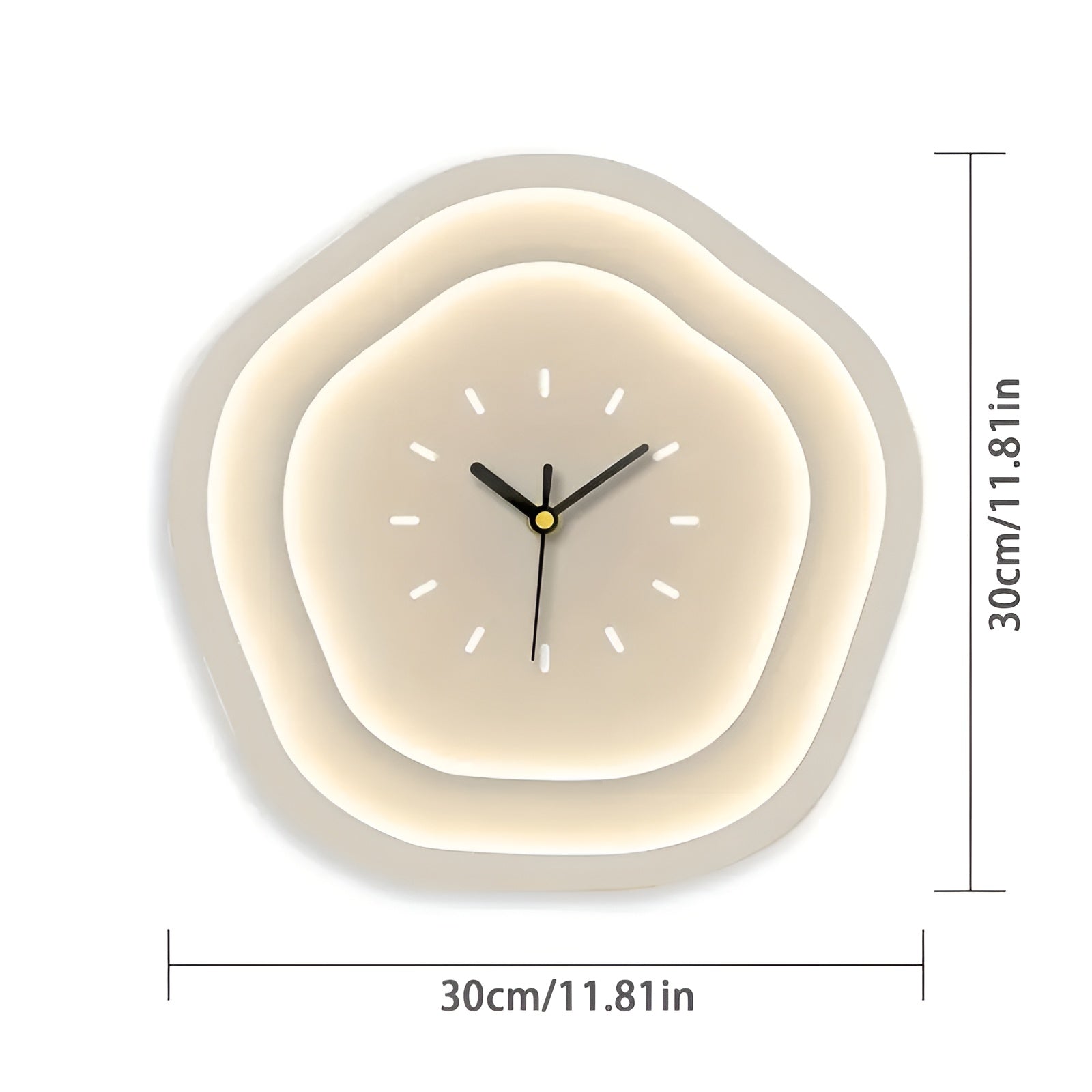 Wanduhr in Creme – Verspielt mit Punkten und Wolken | Dekorativ für Wohnzimmer & Kinderzimmer