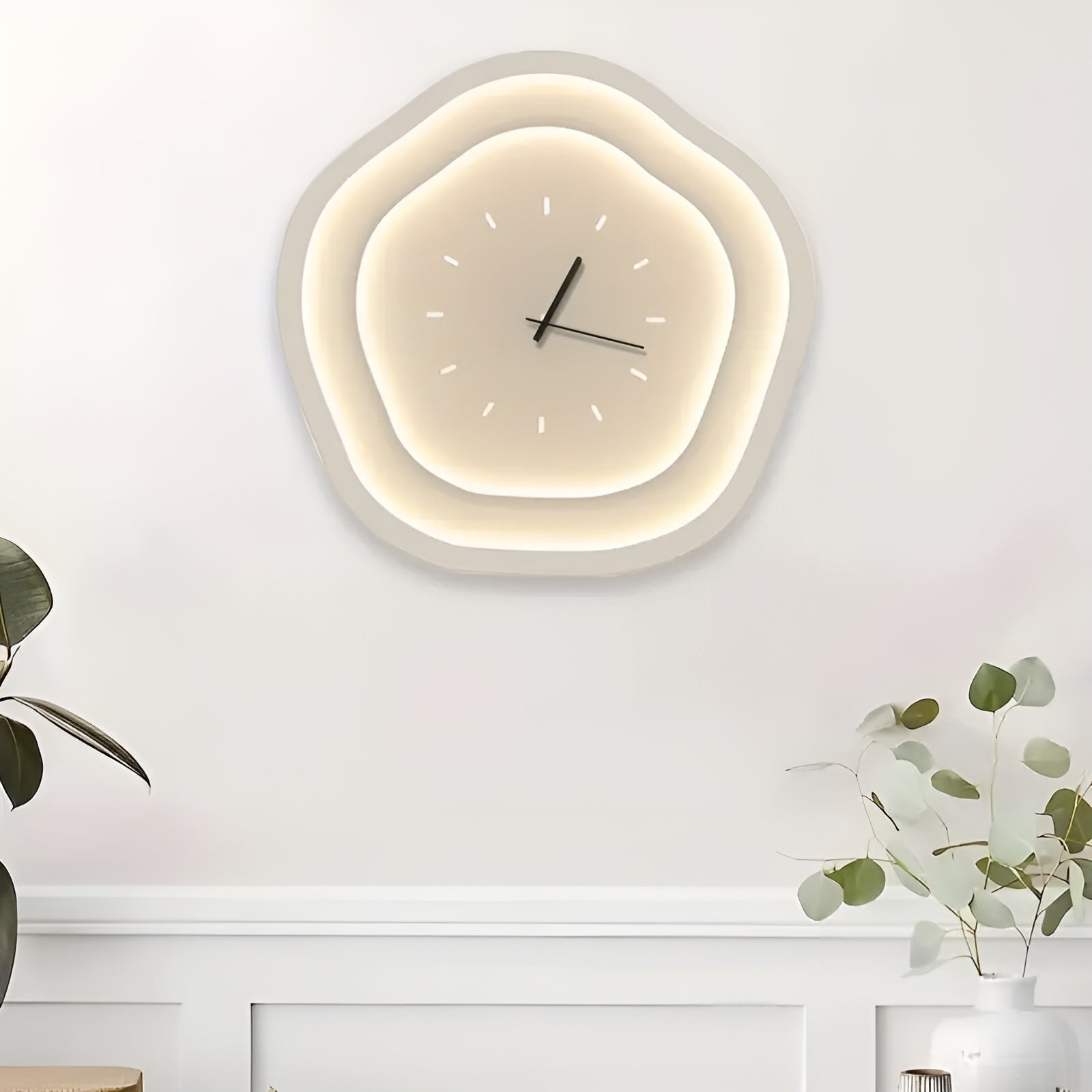 Wanduhr in Creme – Verspielt mit Punkten und Wolken | Dekorativ für Wohnzimmer & Kinderzimmer