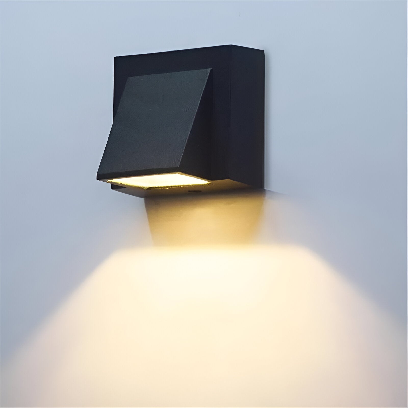 Moderne LED-Außenwandleuchte aus schwarzem Metall – Wetterfest und Hochwertig