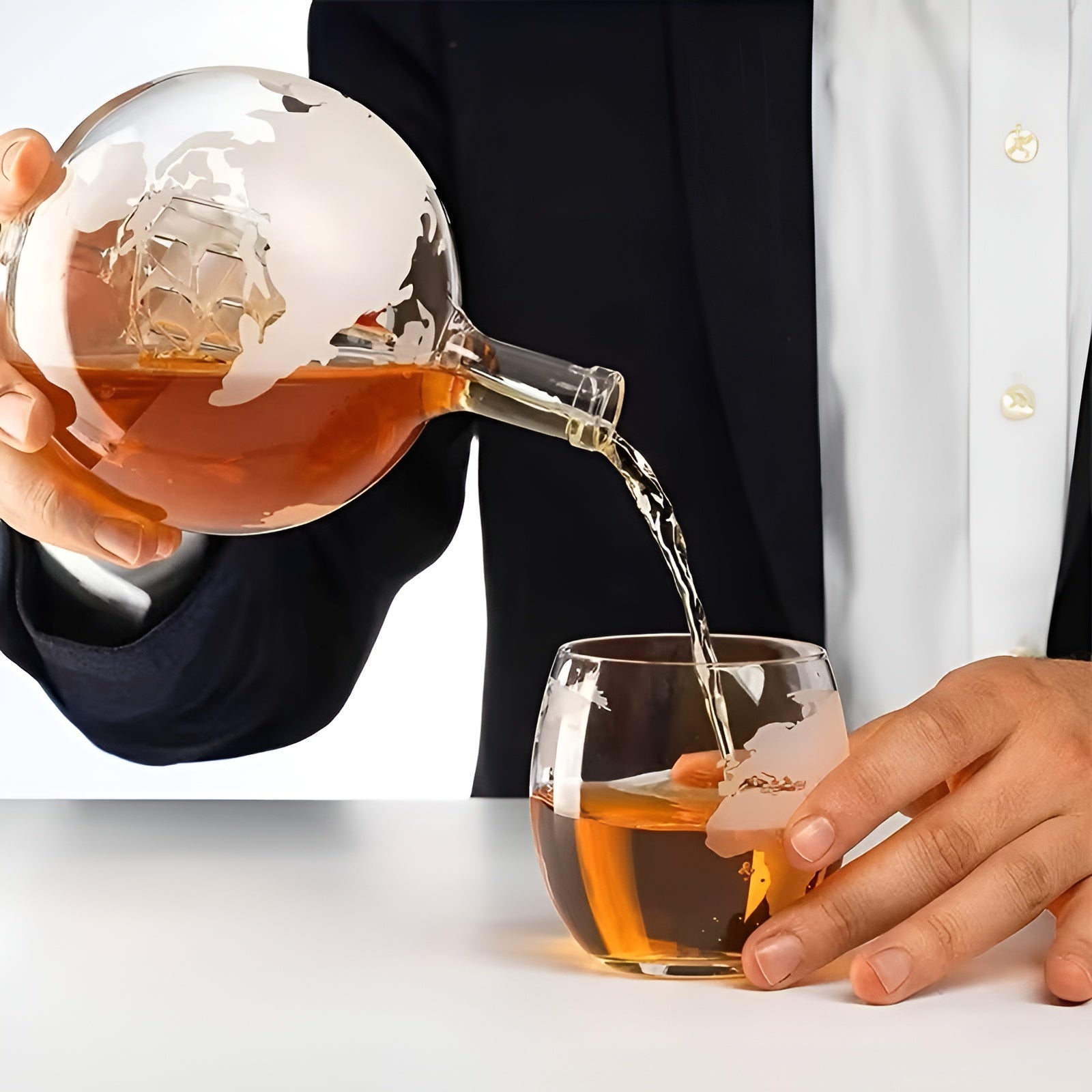 Whisky-Dekanter-Set mit Globus – Edles Karaffen-Set mit 4 gravierten Gläsern | Perfekt als Geschenk & Bar-Highlight
