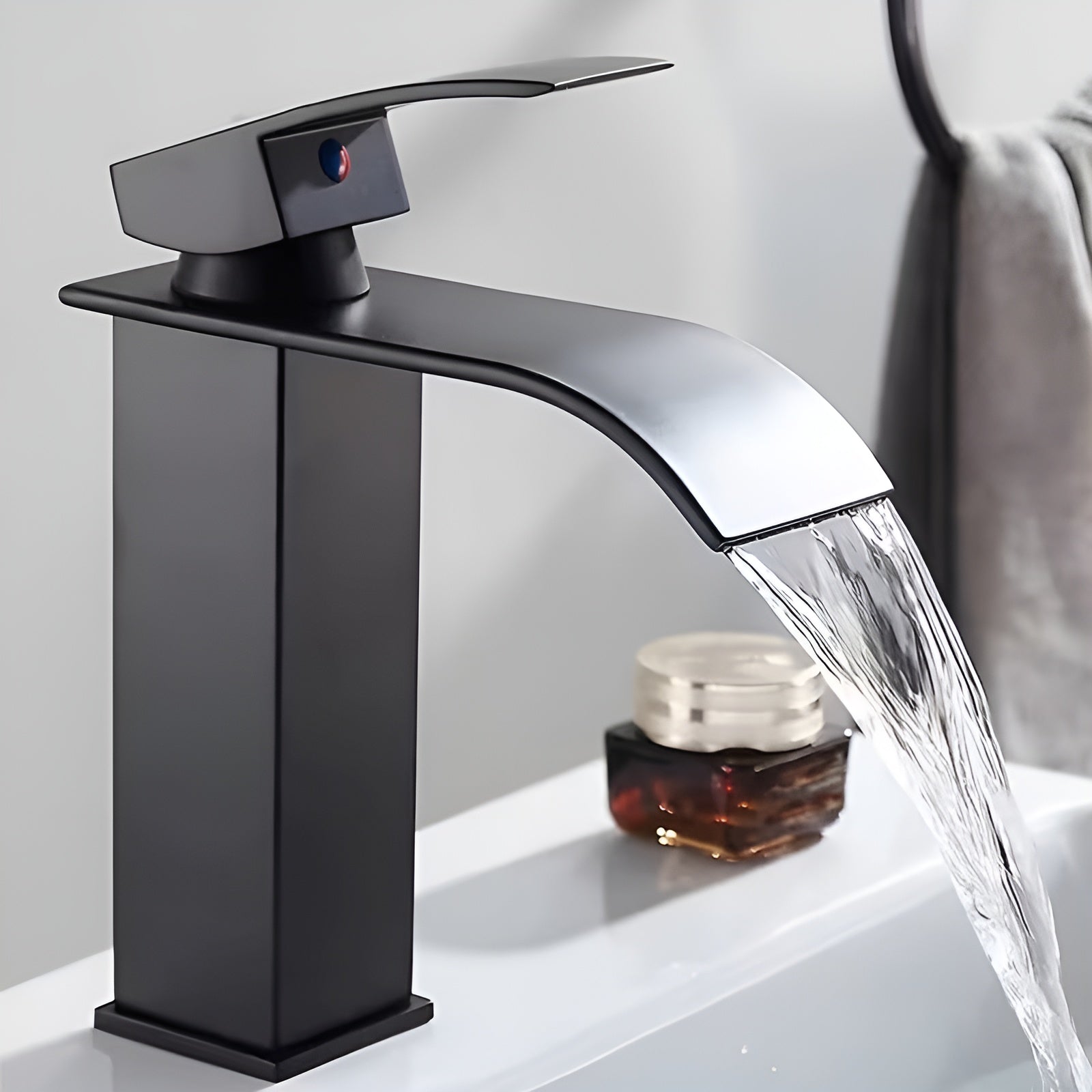 Waschbeckenarmatur aus Edelstahl – Wasserfall-Auslauf mit Warm- und Kaltwasser | Einloch Mischbatterie in Schwarz