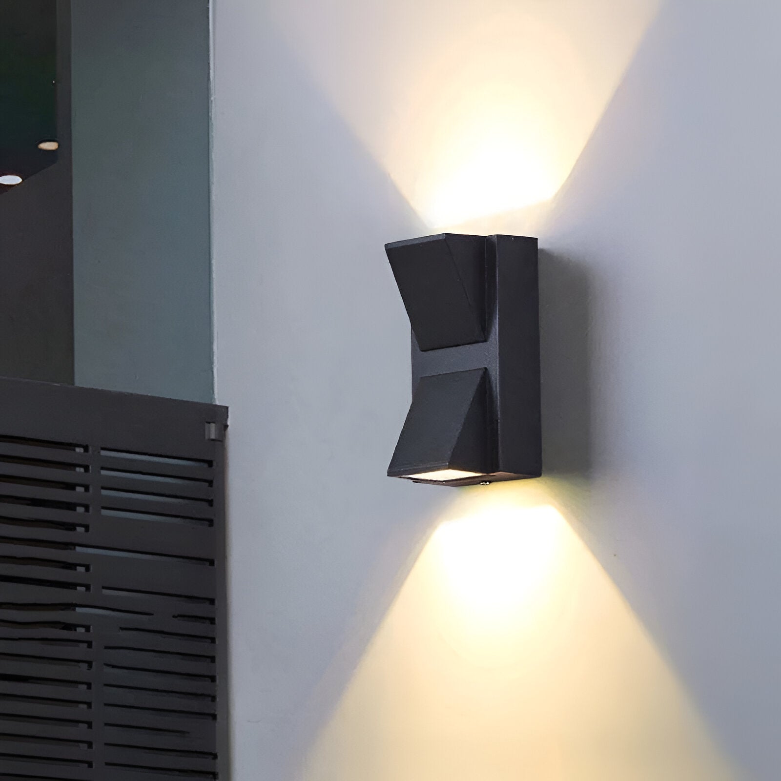 Moderne LED-Außenwandleuchte aus schwarzem Metall – Wetterfest und Hochwertig