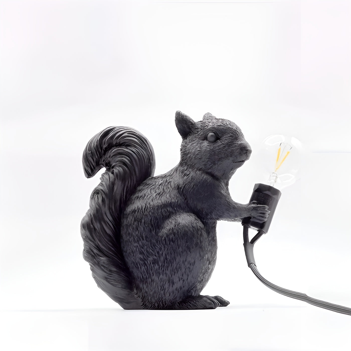 Tischlampe mit Eichhörnchenfigur – Niedliches Deko-Highlight im Nordic Design