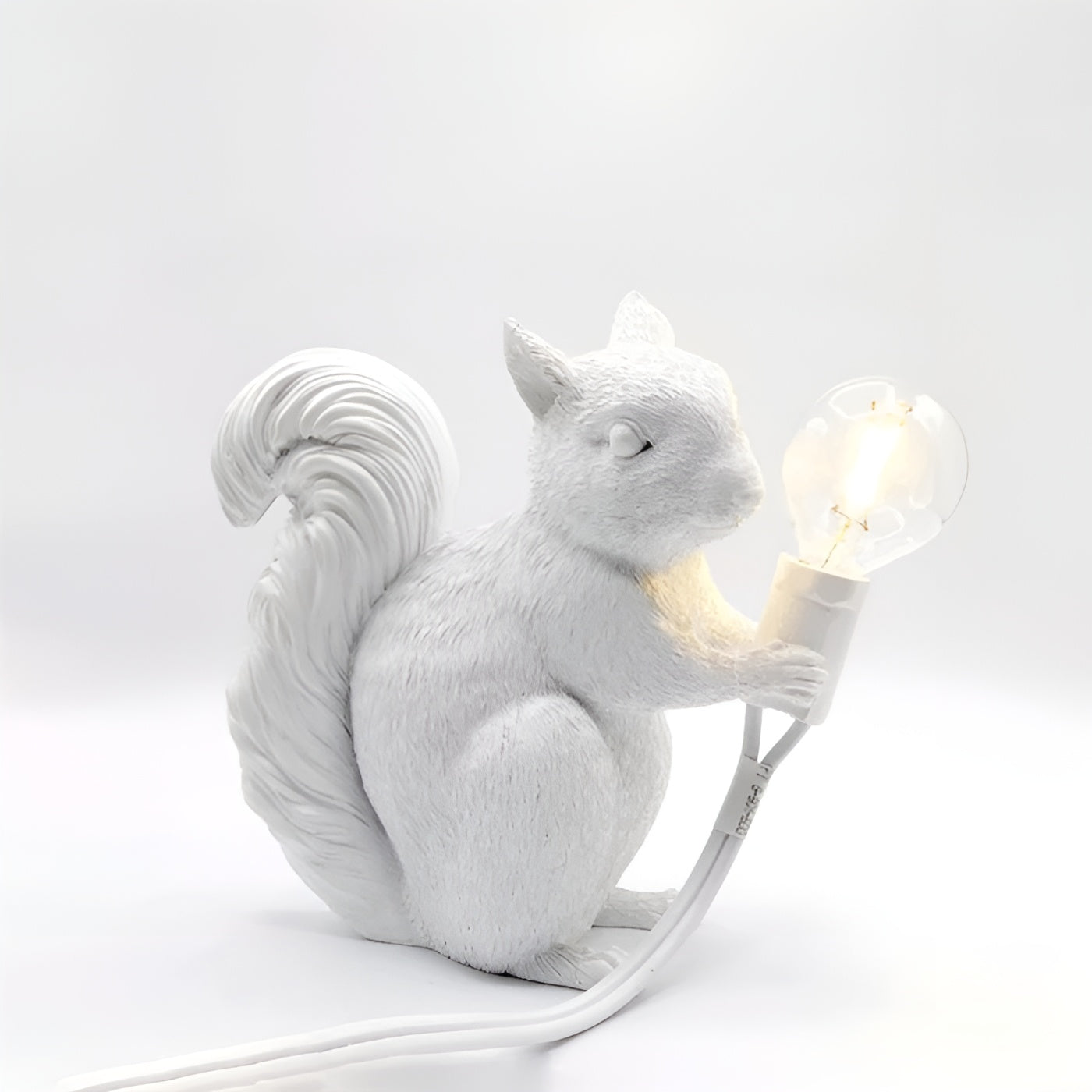 Tischlampe mit Eichhörnchenfigur – Niedliches Deko-Highlight im Nordic Design