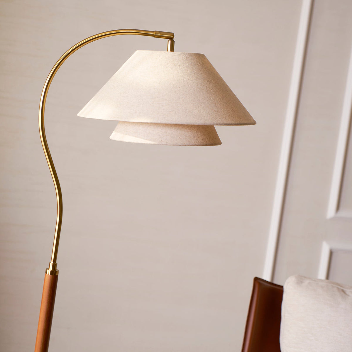 Stehlampe in einem gemütlichen Leseeck