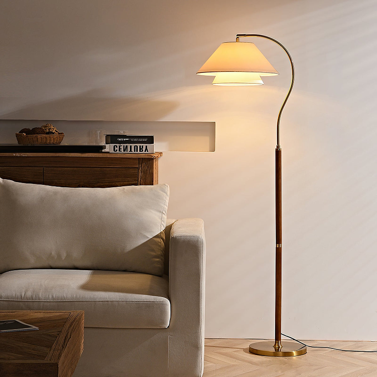 Stehlampe mit Walnuss-Finish – Gesamtansicht