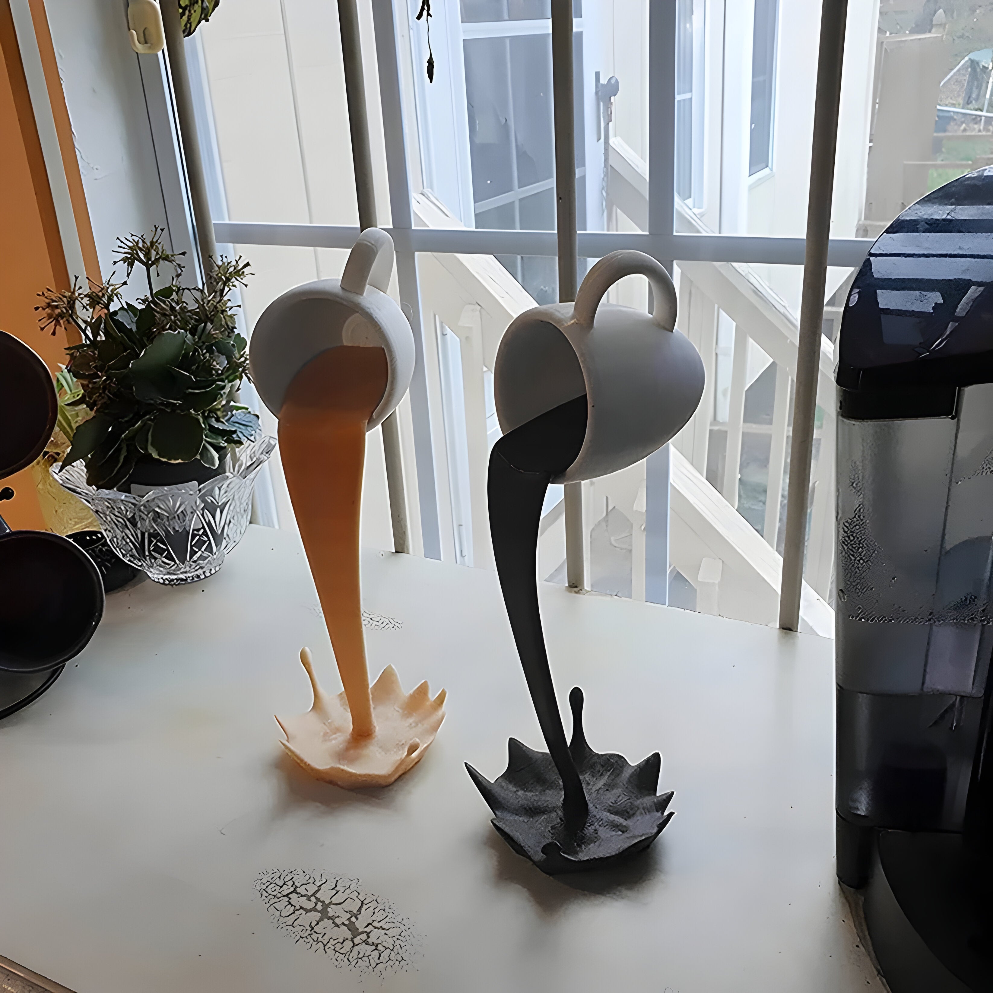 MugSplass Skulptur – Schwebende Kaffeetassen-Kunst