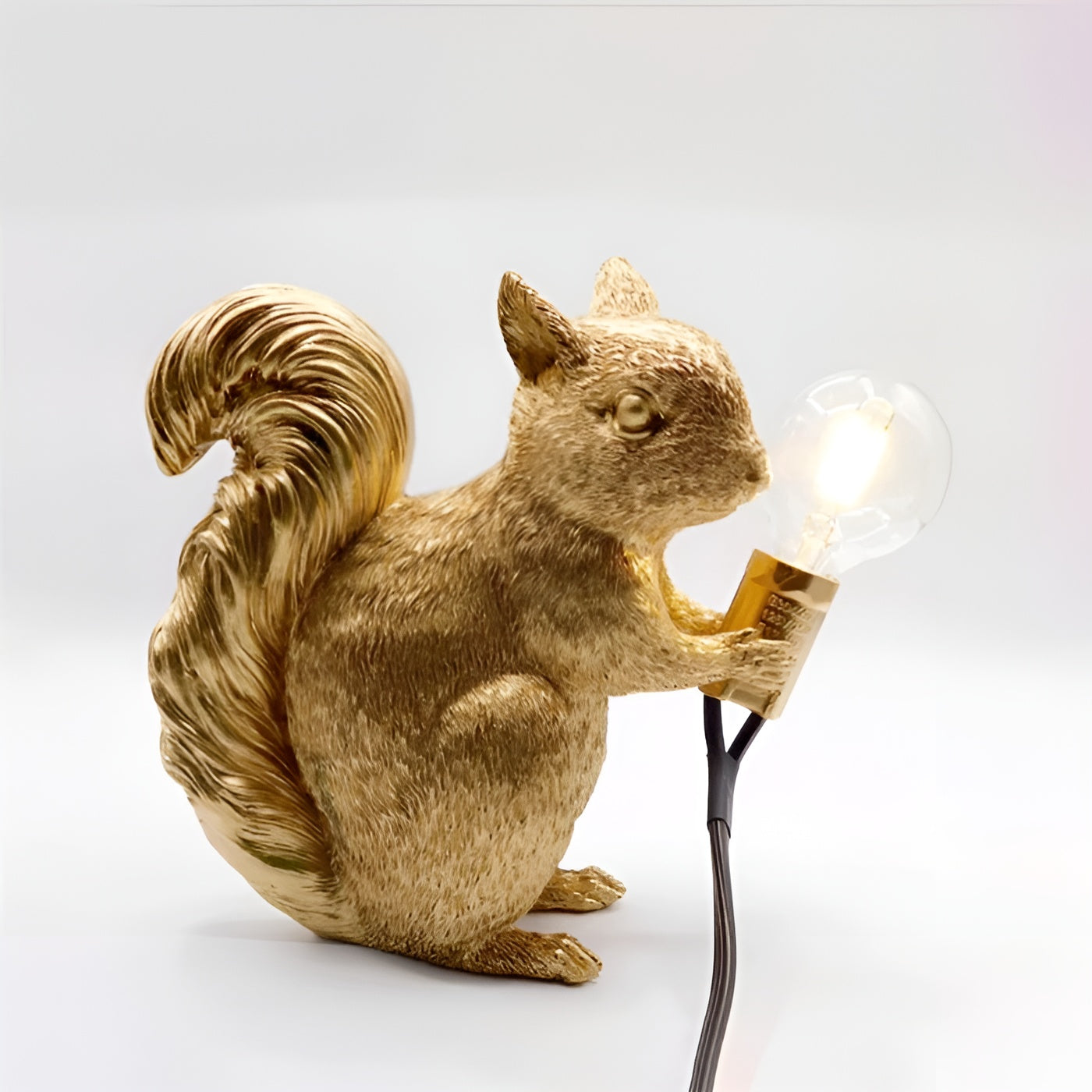 Tischlampe mit Eichhörnchenfigur – Niedliches Deko-Highlight im Nordic Design