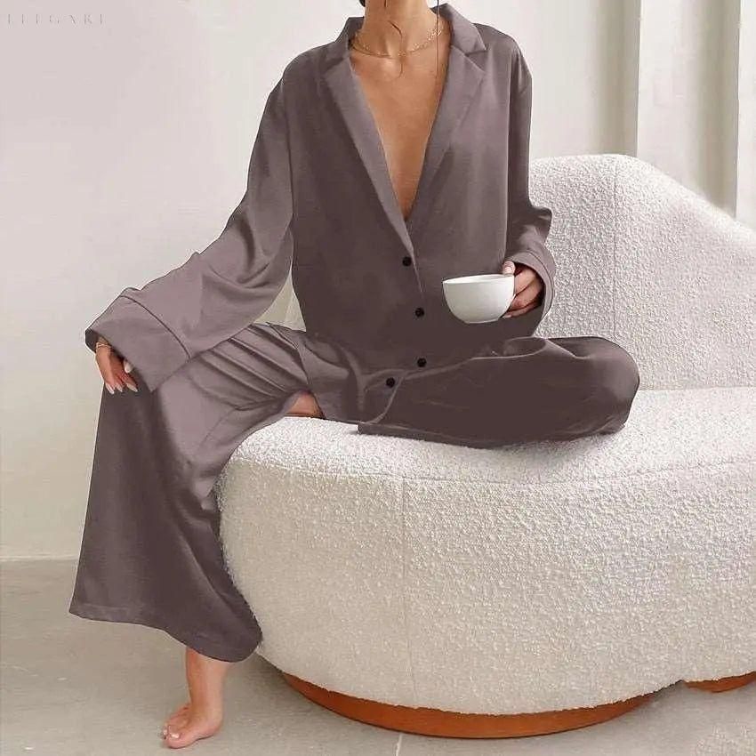 Hilo - Schlafanzugset für Frauen: Luxus und Komfort in einem - Elegare - DEA060 - Braun-XL