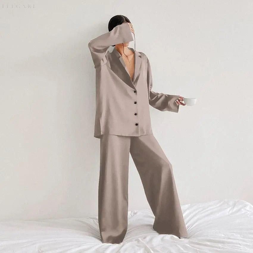 Hilo - Schlafanzugset für Frauen: Luxus und Komfort in einem - Elegare - DEA060 - Hellbraun-XL