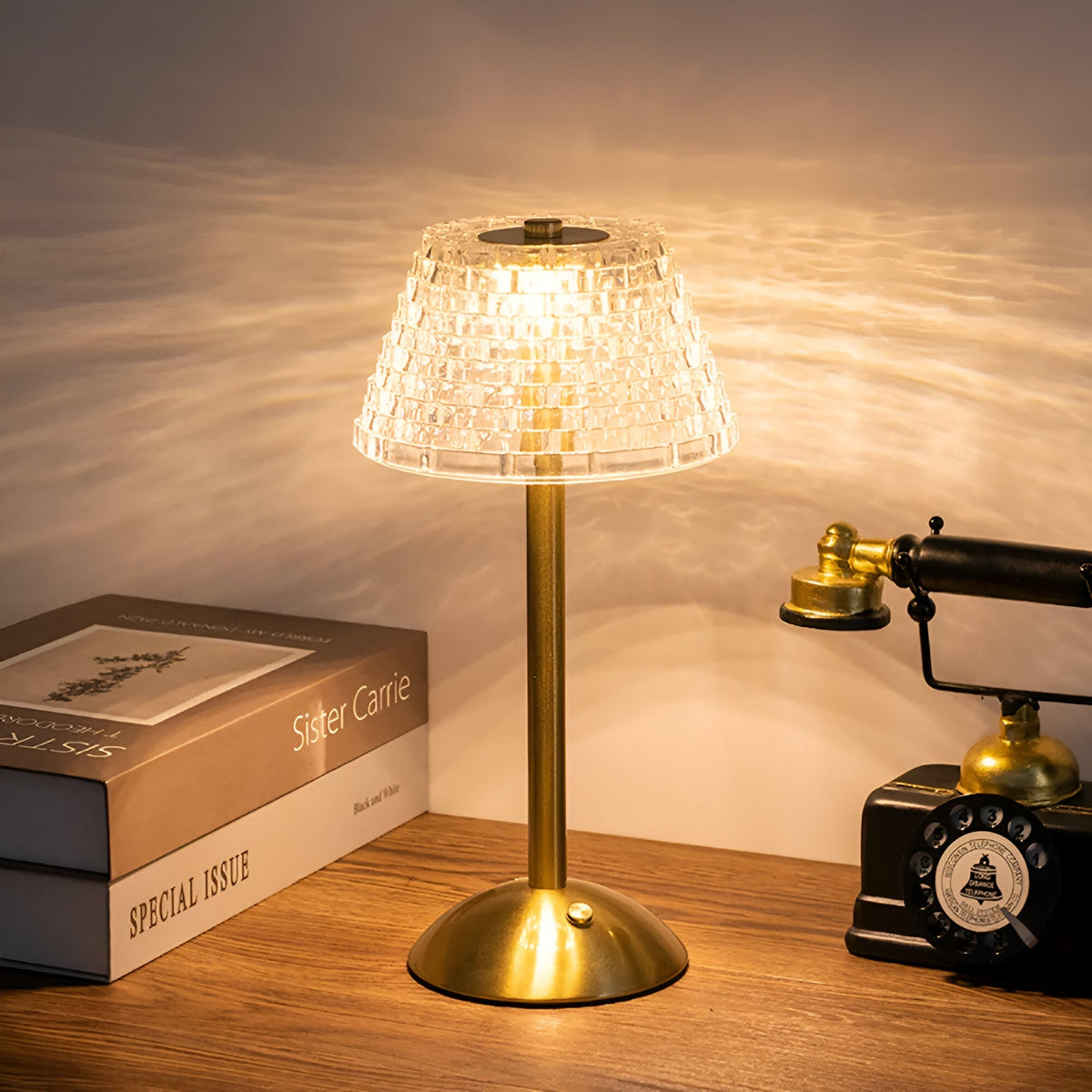 Kabellose Vintage-Tischlampe mit Glasschirm und Metallfuß in warmer Beleuchtung