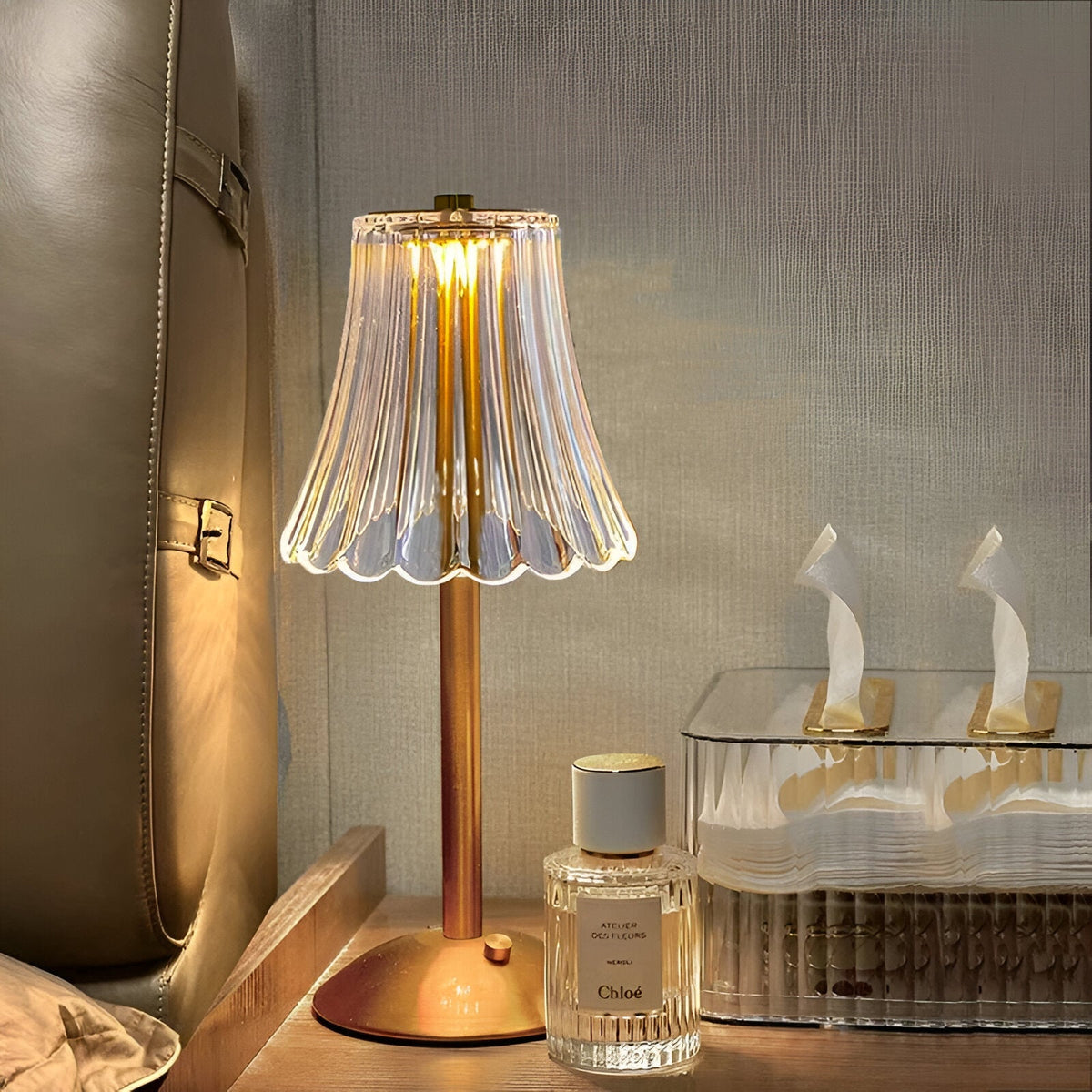 Vintage-Tischlampe auf einem Couchtisch im Wohnzimmer