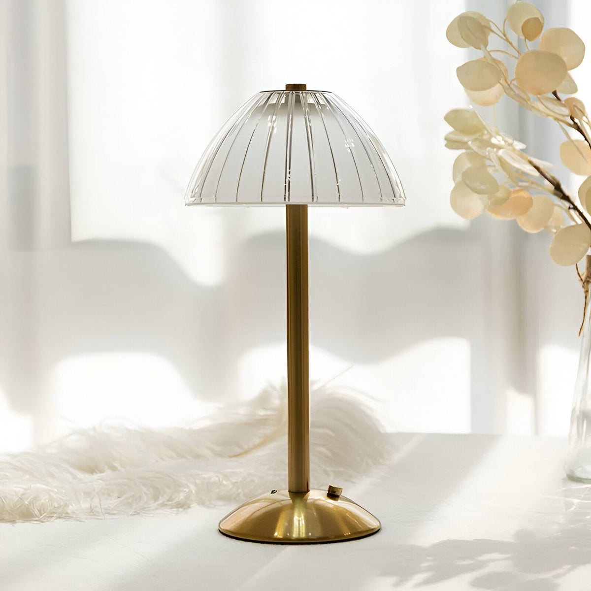 Verschiedene Lichtfarben der Vintage-Tischlampe im Vergleich
