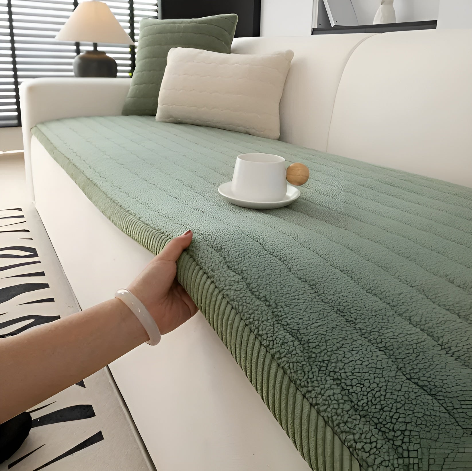 Weiche Sofaauflage aus Plüsch – Rutschfest und Warm | Perfekt für Winter & Fensterbank