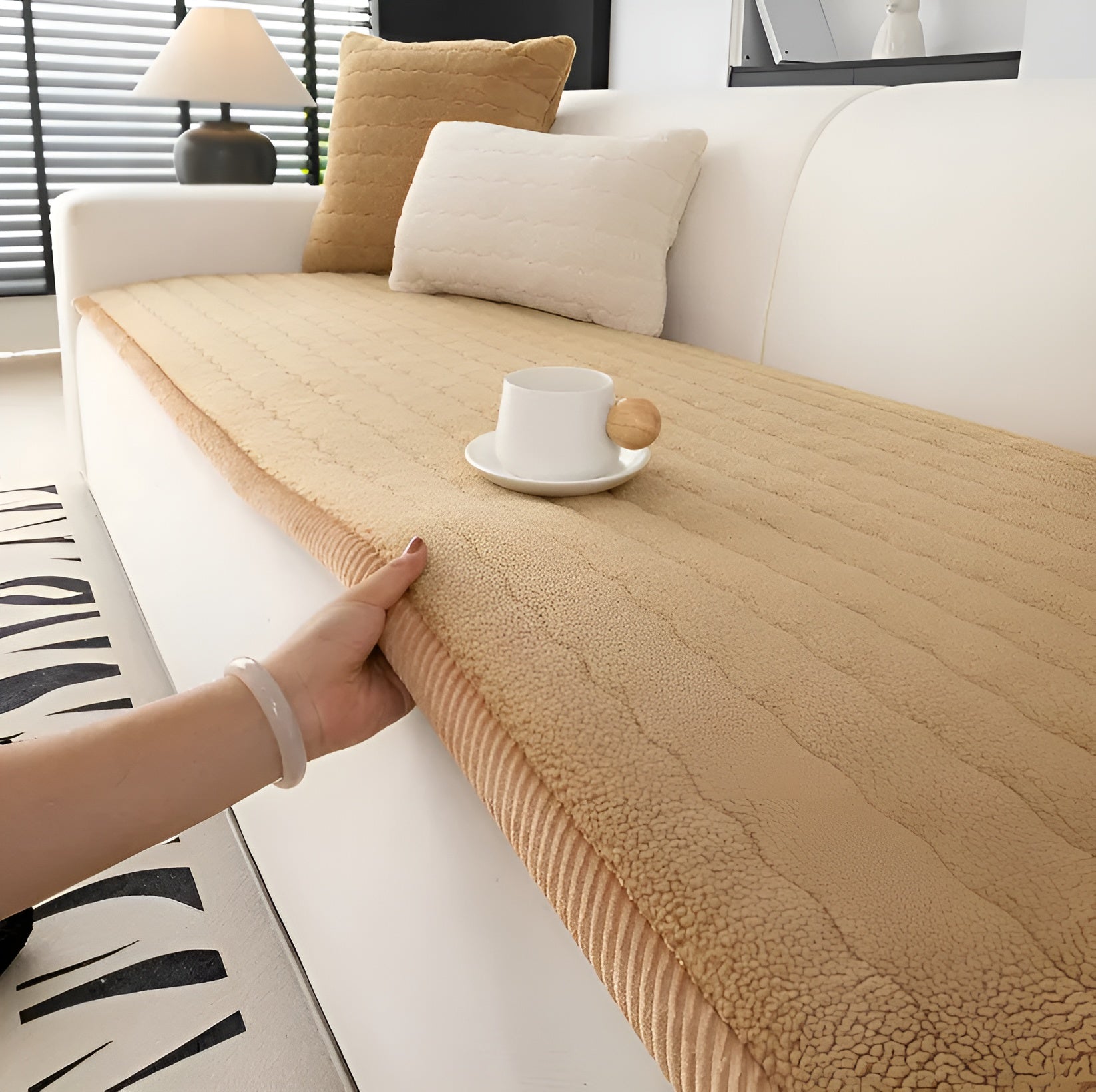 Weiche Sofaauflage aus Plüsch – Rutschfest und Warm | Perfekt für Winter & Fensterbank