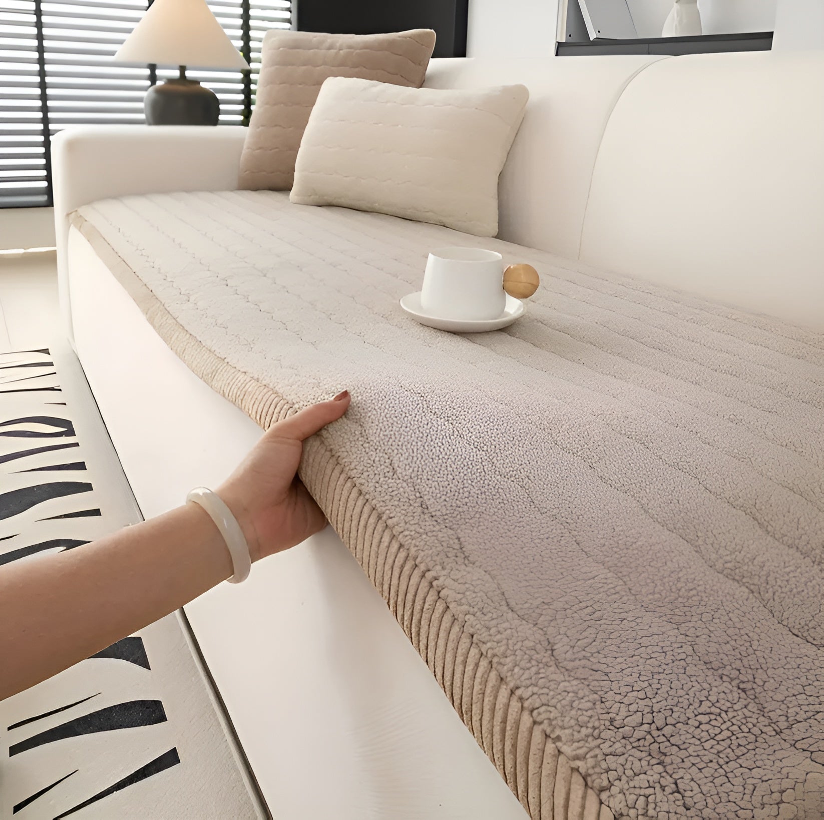 Weiche Sofaauflage aus Plüsch – Rutschfest und Warm | Perfekt für Winter & Fensterbank