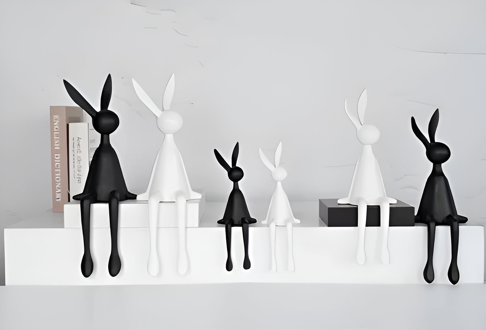 Dekorativer Osterhase aus Kunstharz – Sitzfigur, stilvolle Frühlingsdekoration für Ihr Zuhause