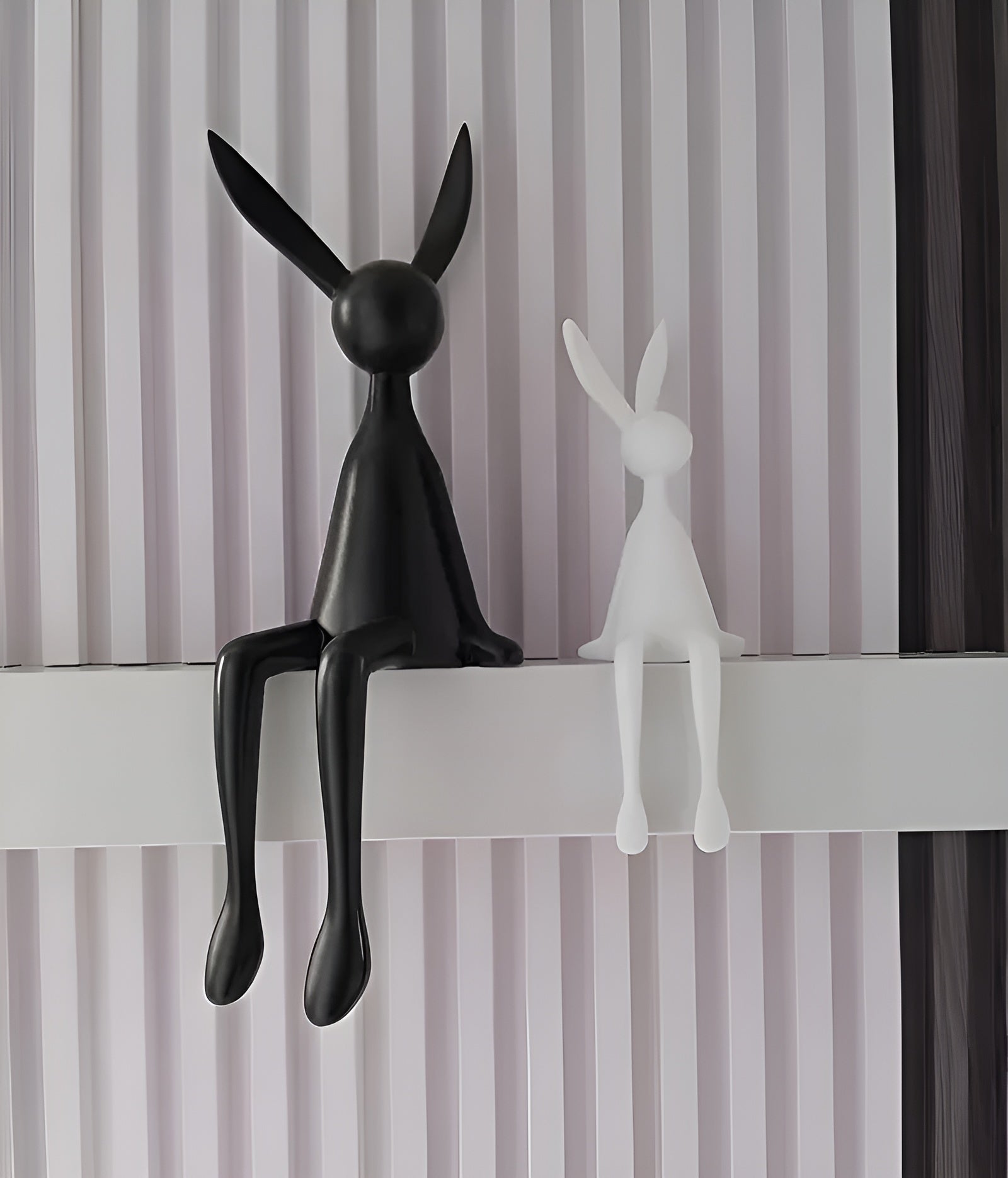 Dekorativer Osterhase aus Kunstharz – Sitzfigur, stilvolle Frühlingsdekoration für Ihr Zuhause