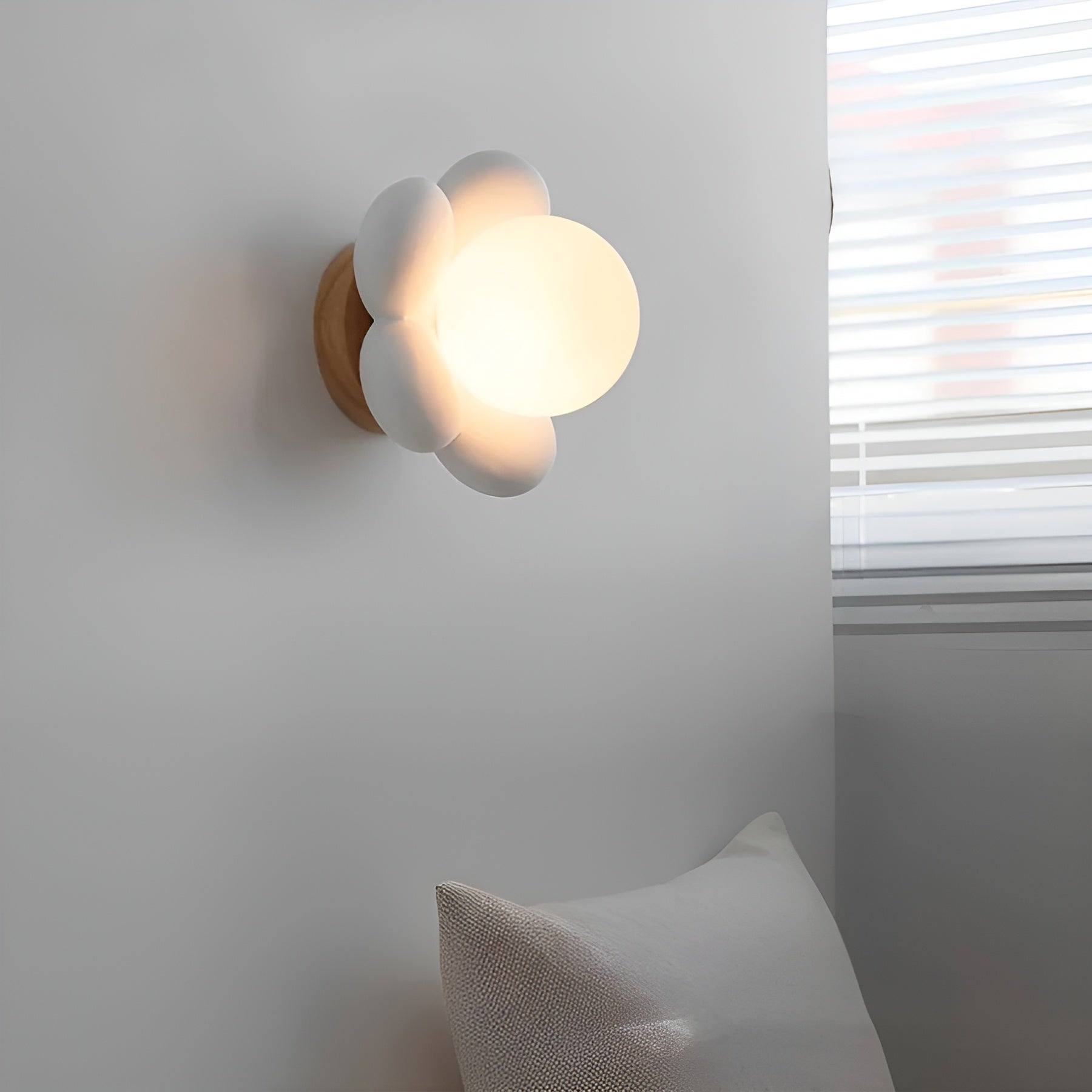 Blütenform -Wandleuchte in Creme – Dekorativ & Warmes Licht für Wohnzimmer oder Schlafzimmer