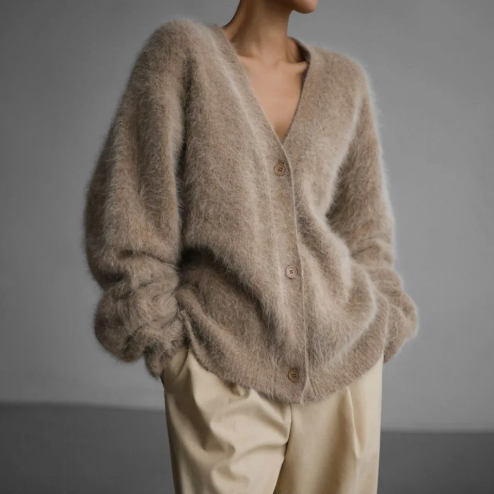 Damen Cardigan kombiniert mit Alltagsoutfit – vielseitige Herbststrickjacke