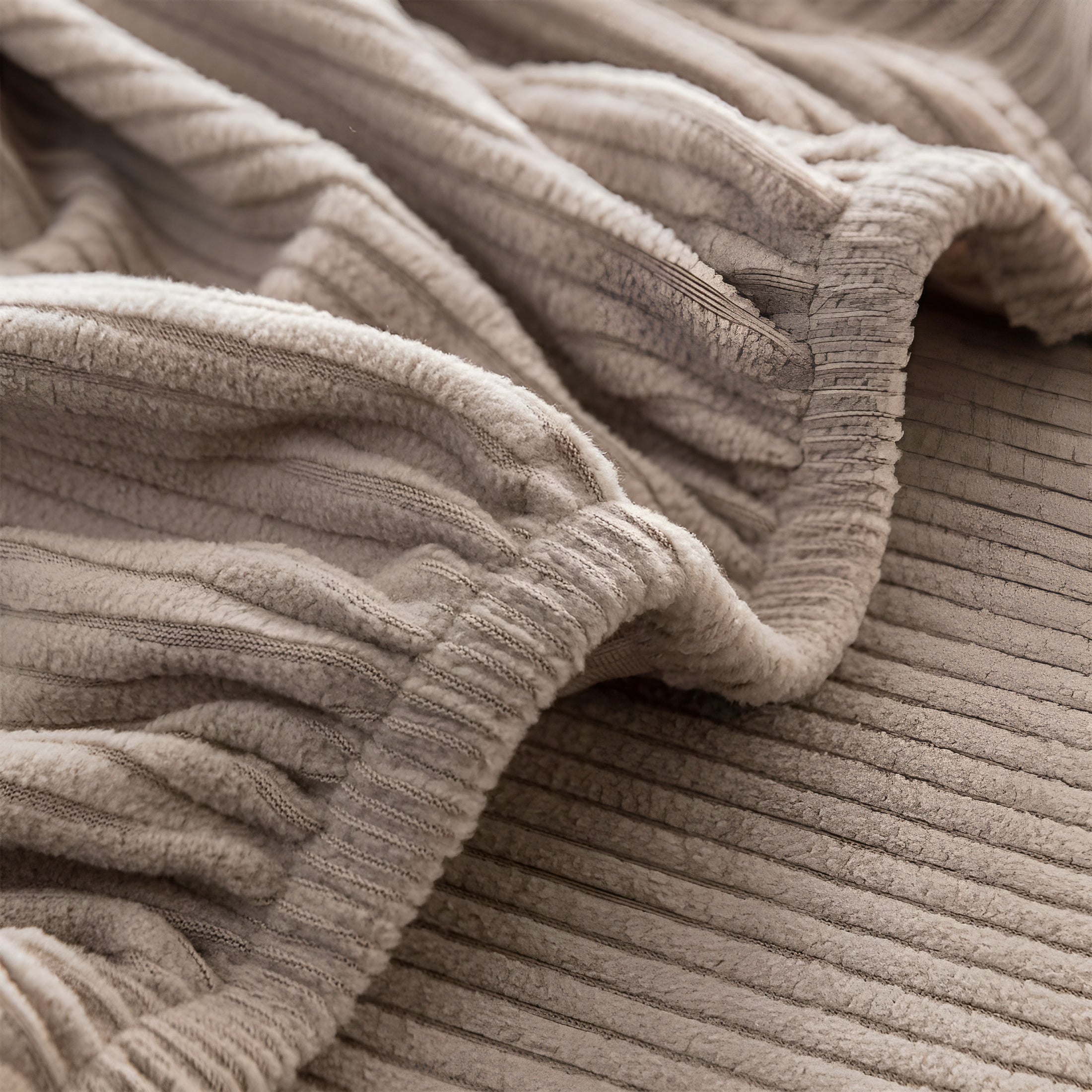 Sofaüberwurf aus Cord – Dehnbar & Kratzfest | Vertikales Streifendesign