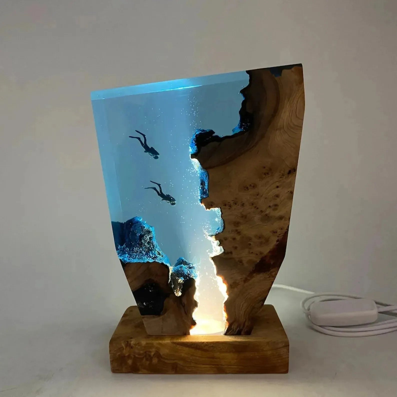 Tischlampe mit Taucherhöhlen-Motiv – Dekorative LED-Lampe aus Epoxidharz | USB-Aufladbar