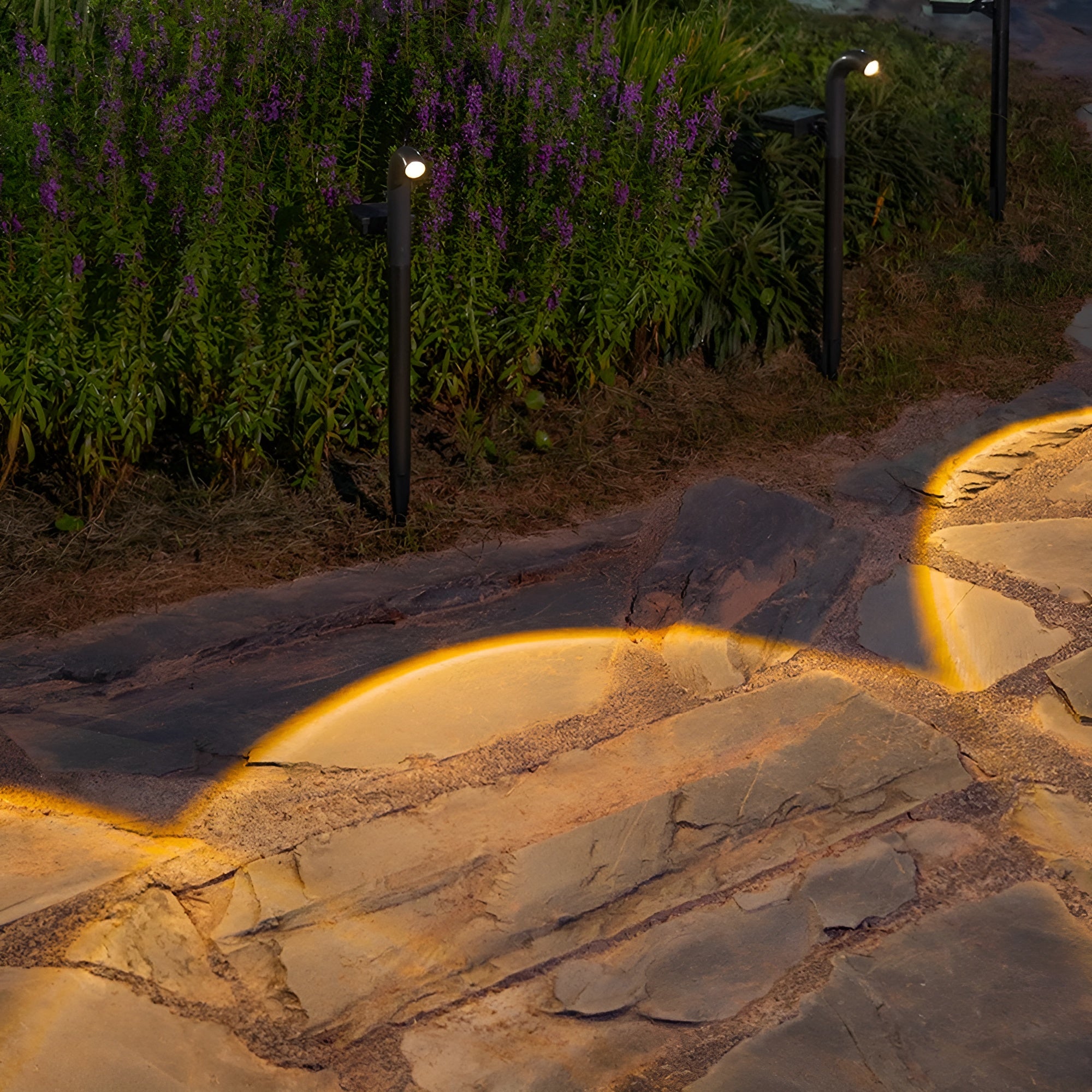 LED Solarlampen für den Garten – Dekorative Wegbeleuchtung für Hof und Einfahrt