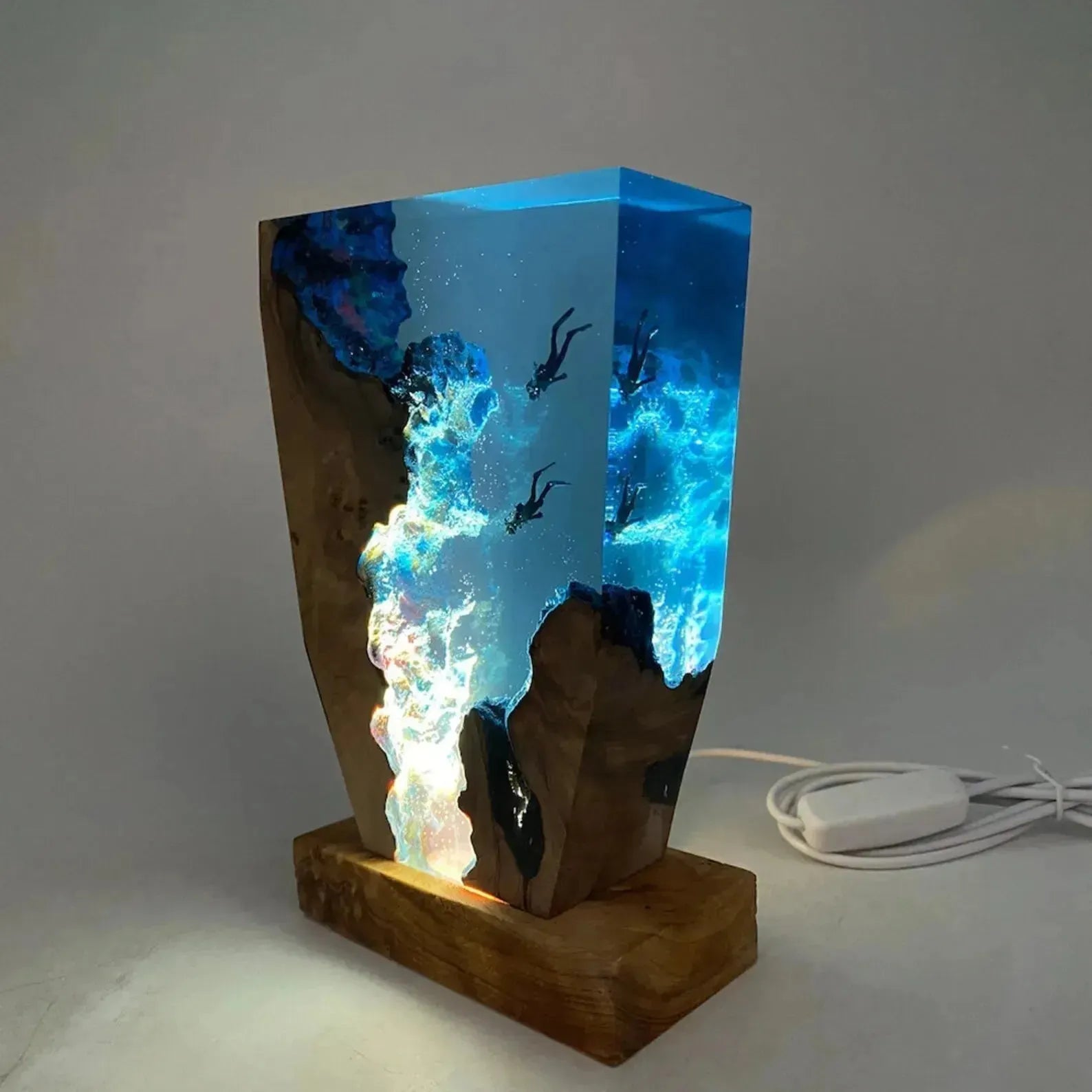 Tischlampe mit Taucherhöhlen-Motiv – Dekorative LED-Lampe aus Epoxidharz | USB-Aufladbar