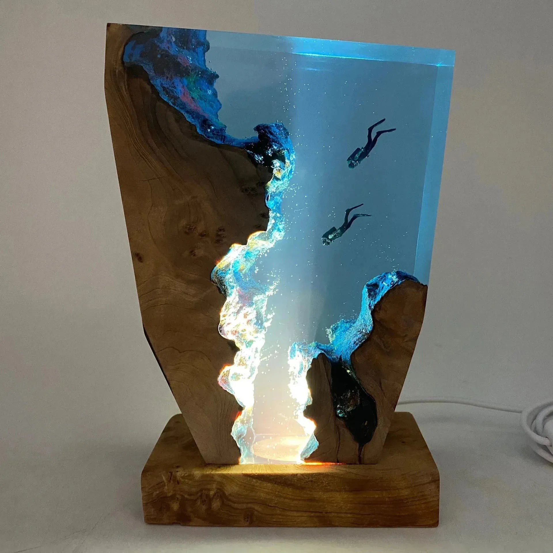 Tischlampe mit Taucherhöhlen-Motiv – Dekorative LED-Lampe aus Epoxidharz | USB-Aufladbar