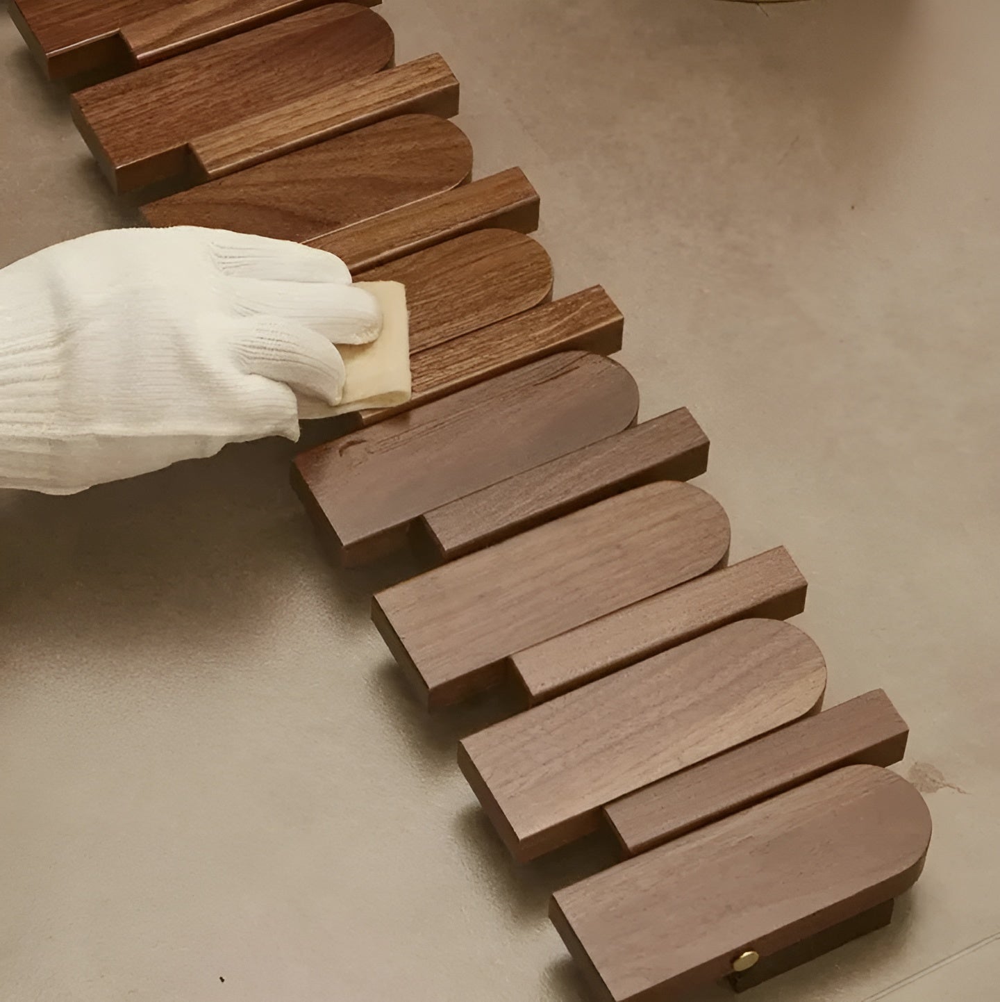 Klappbare Garderobenleiste aus Holz – Stilvolle Wandhakenleiste | Platzsparende Lösung für jeden Raum