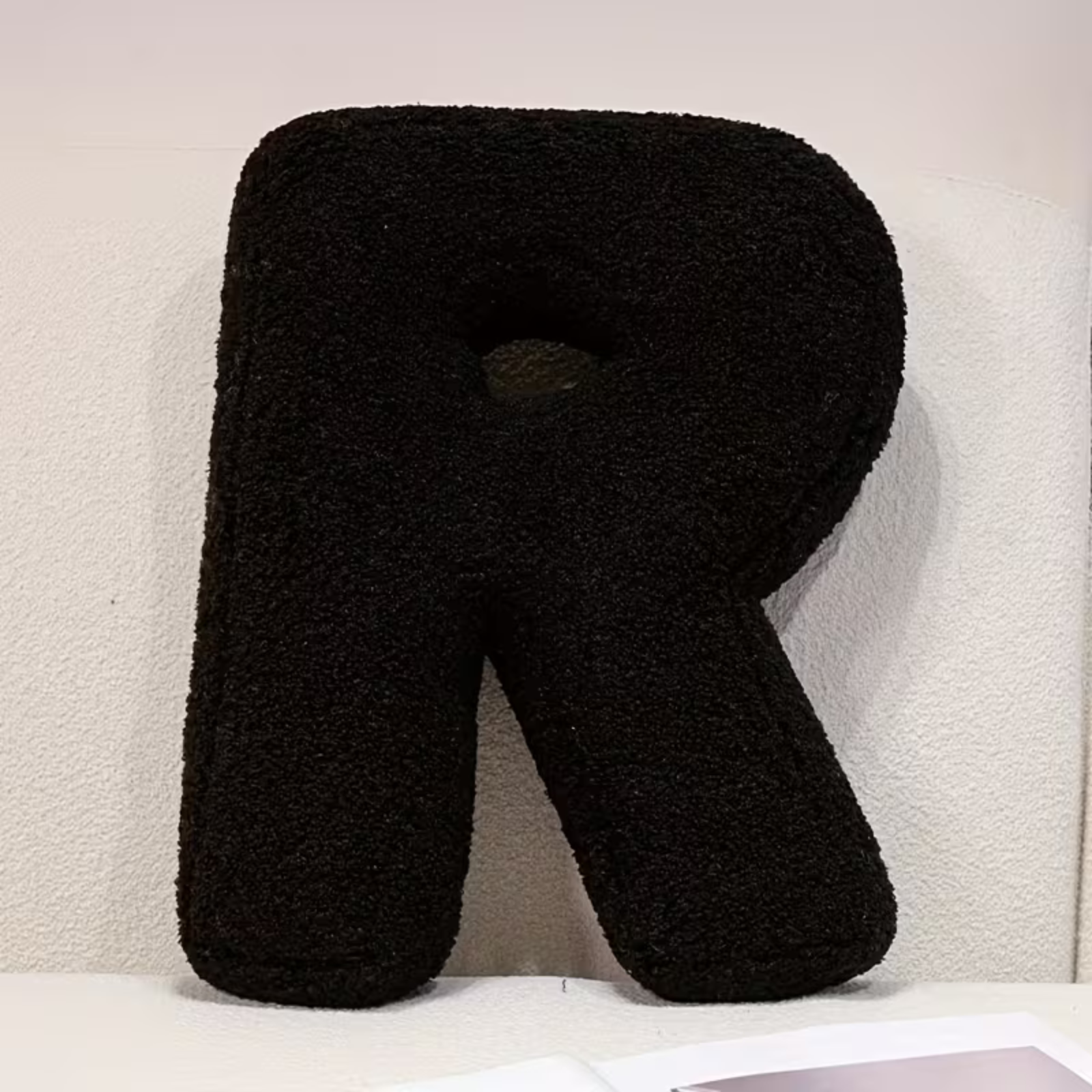 Kissen Mit Schwarzen Buchstaben – Weich & Frei Kombinierbar | Kreative Kissen Für Sofas & Betten - R - Kissen