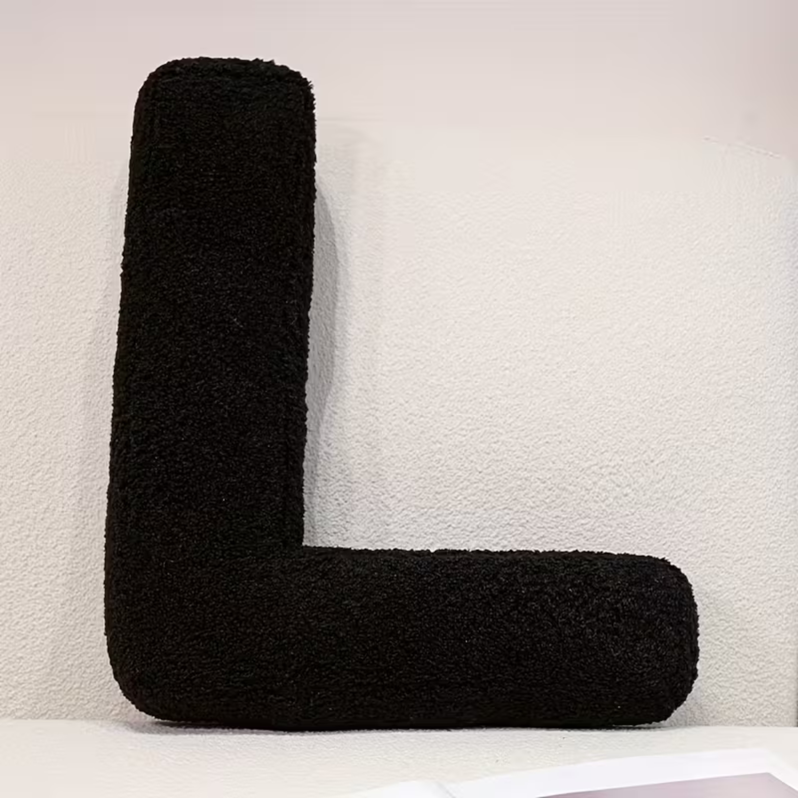 Kissen Mit Schwarzen Buchstaben – Weich & Frei Kombinierbar | Kreative Kissen Für Sofas & Betten - L - Kissen