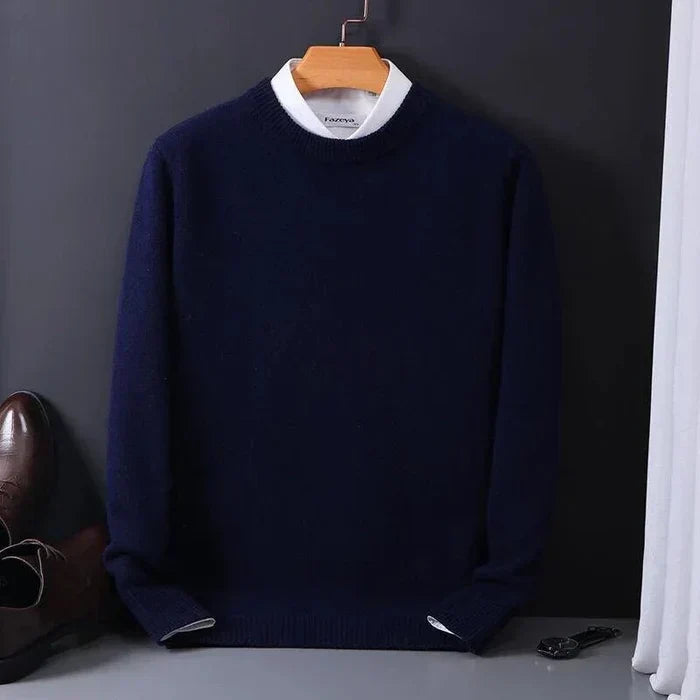 Damen Kaschmirpullover in Marineblau, gestylt mit Jeans