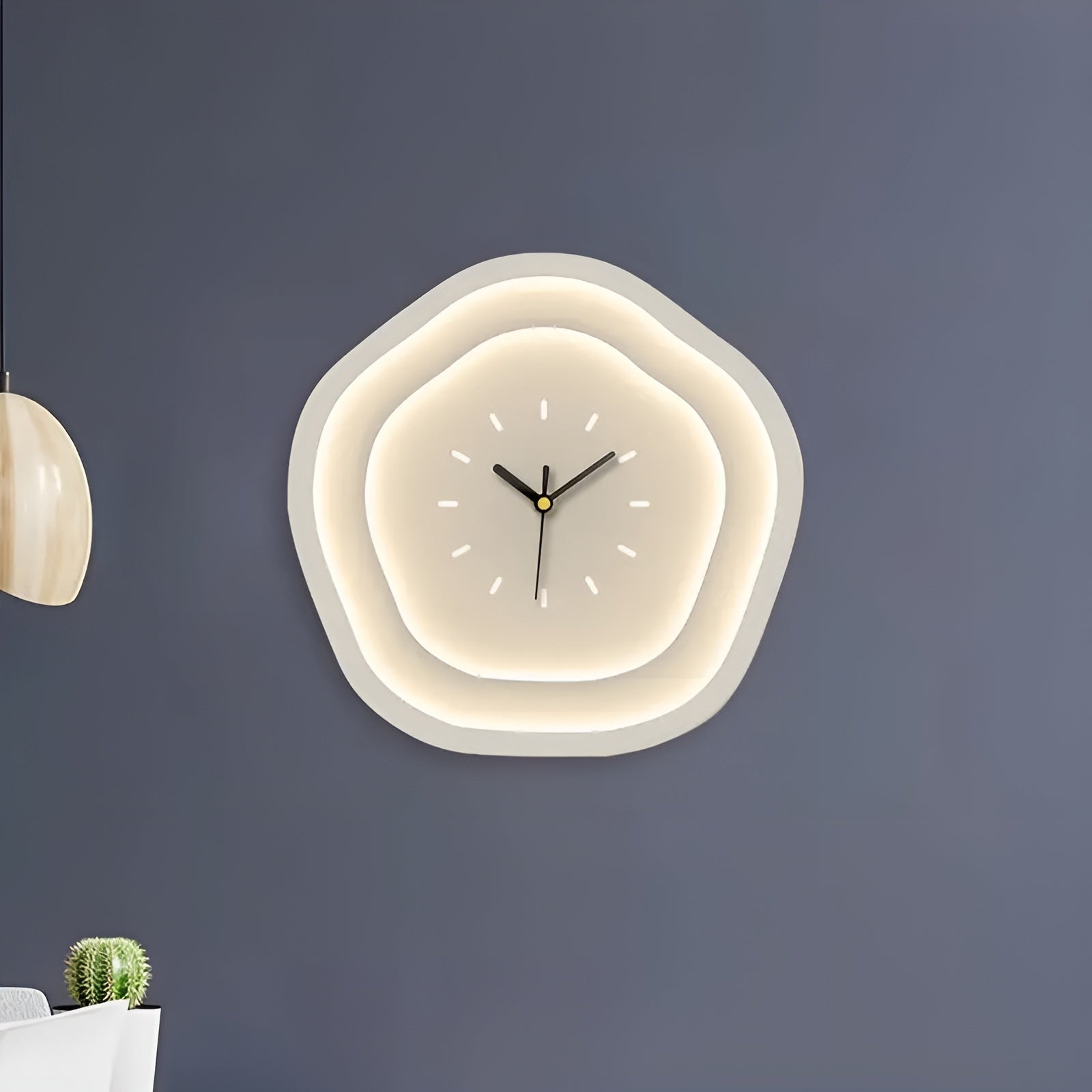 Wanduhr in Creme – Verspielt mit Punkten und Wolken | Dekorativ für Wohnzimmer & Kinderzimmer