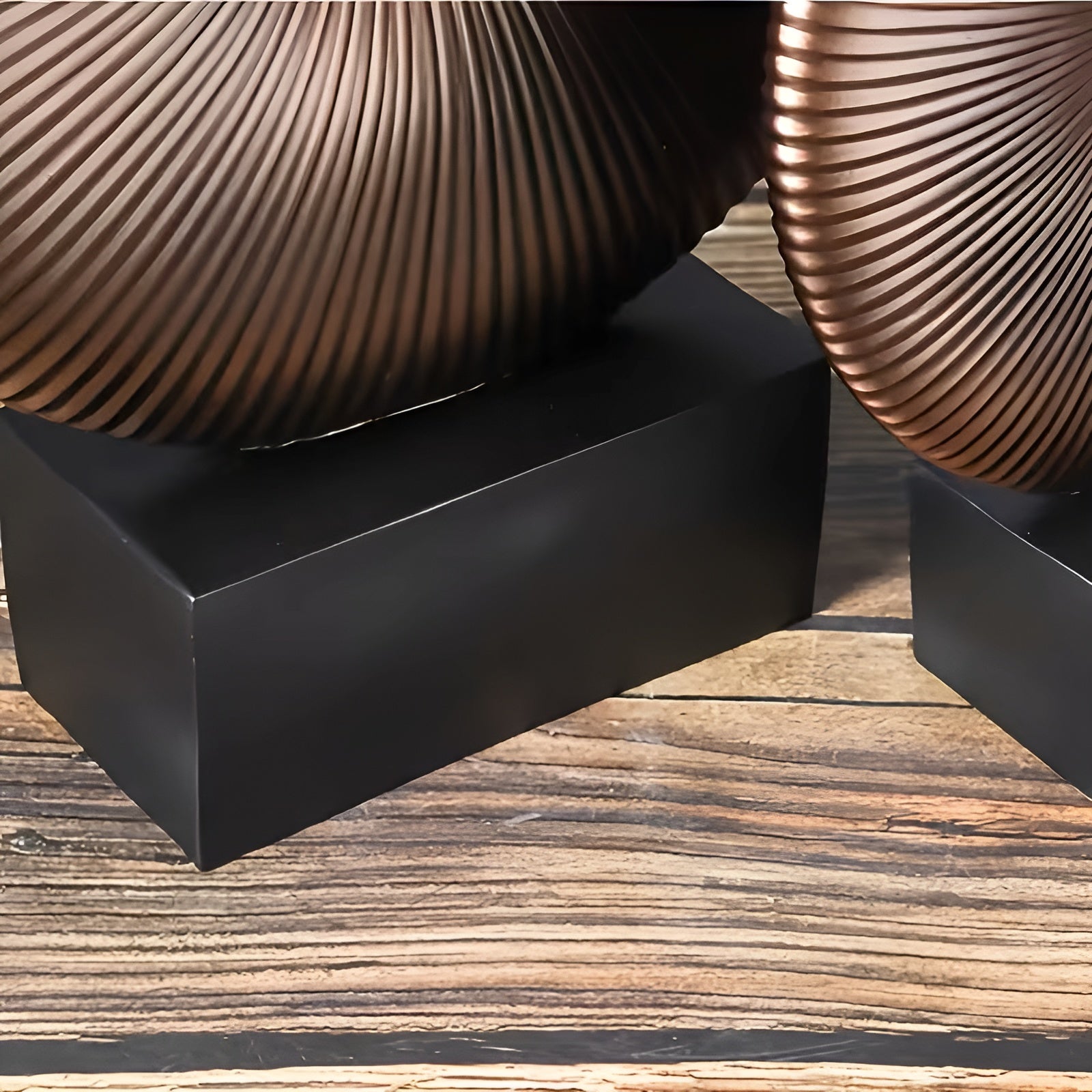 Runde Skulptur im Vintage-Stil – Chinesisch Inspiriert | Stilvolle Wohnraumdekoration aus Resin