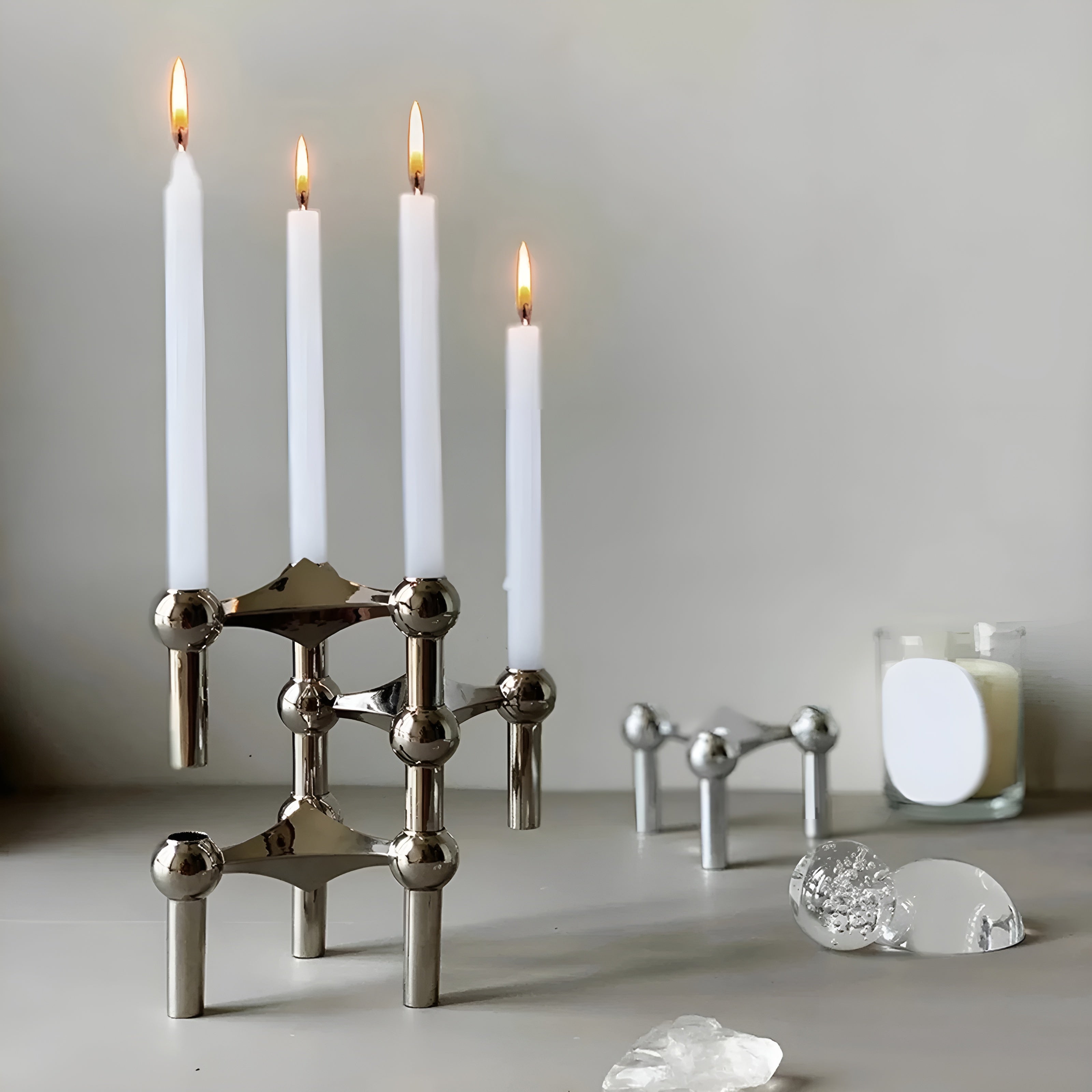 Abstrakter Kerzenhalter im Molekül-Design – Moderne Metalldeko für stilvolle Wohnräume - Kerzenhalter