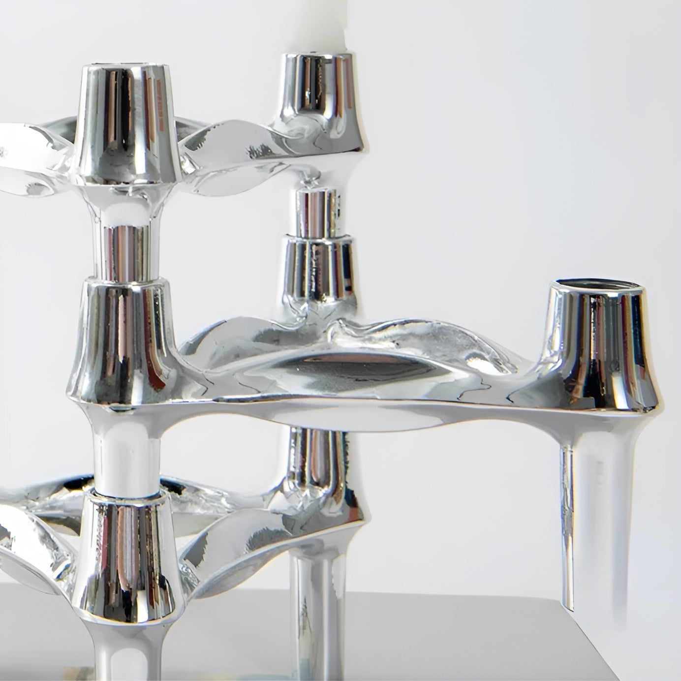Abstrakter Kerzenhalter im Molekül-Design – Moderne Metalldeko für stilvolle Wohnräume - Kerzenhalter