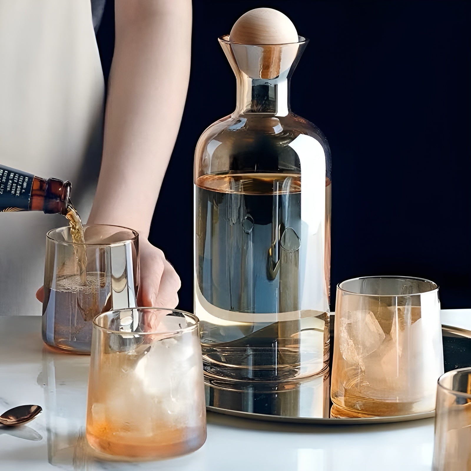 Glaskaraffe Set mit 4 Trinkgläsern – Stilvoll und Dekorativ | 1,2L Karaffe mit Holzdeckel für Wasser Saft und Gäste