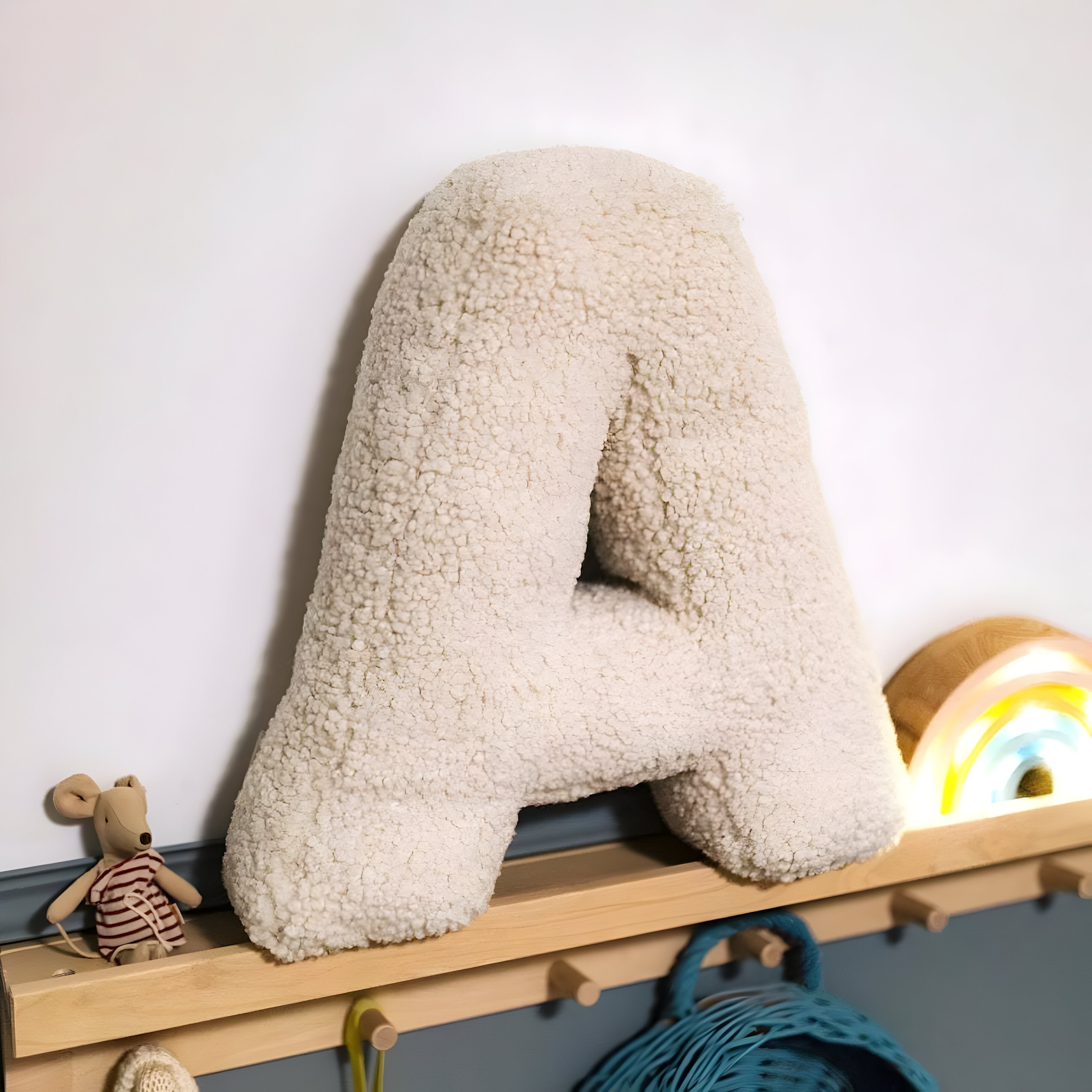 Buchstaben-Kissen aus Plüsch- Personalisierbare Kuscheldeko für Sofa oder Kinderzimmer - Kissen