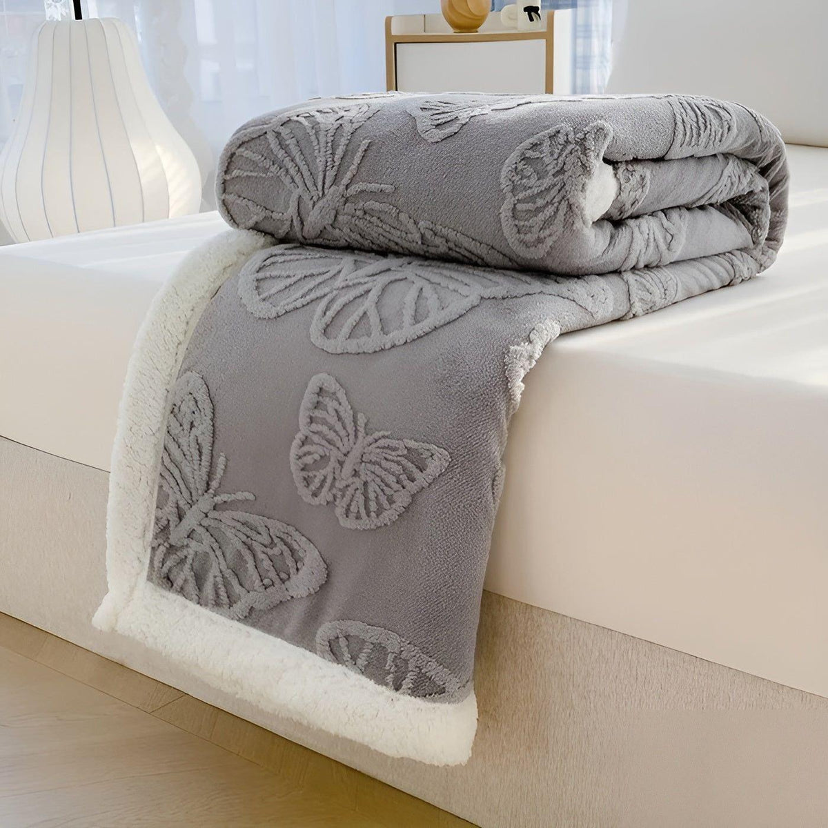 ButterflyDream Blanket - Stilvolle gestickte Schmetterlingsdecke aus warmem Fleece - Grau / 100*150cm - Saisonale
